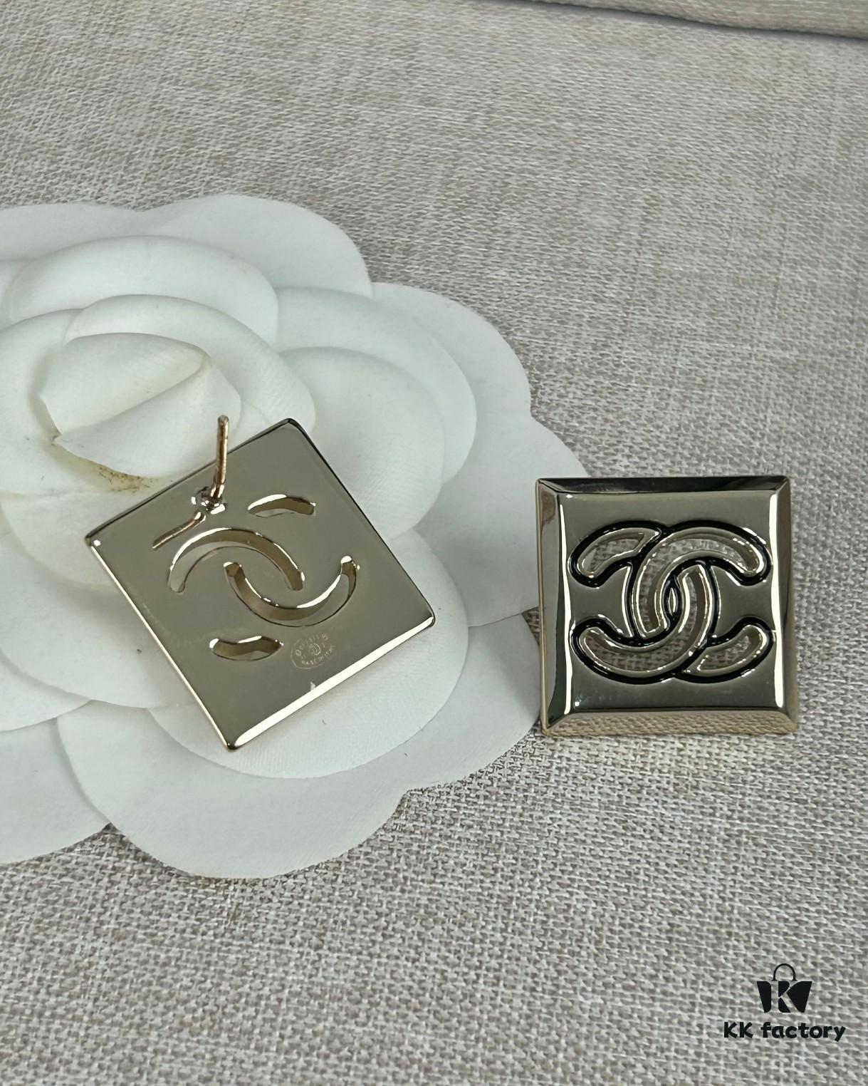 692ffdde99f2d84055c8e988 Xiaoxiang New Arrival Square Smooth Black/White Drip Edge Hollow Double C Stud Earrings (Available in Two Colors)