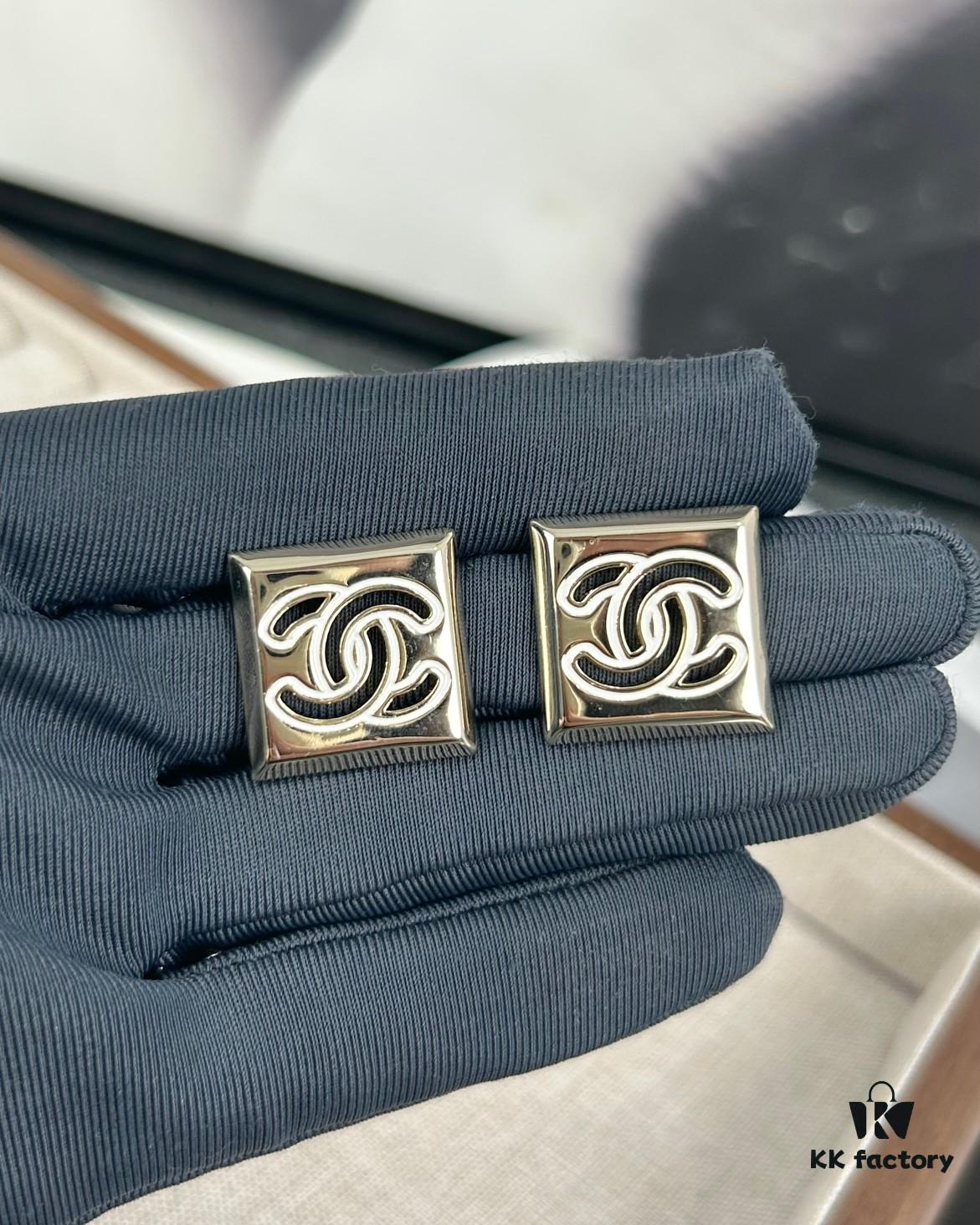 692ffddf99f2d84055c8e989 Xiaoxiang New Arrival Square Smooth Black/White Drip Edge Hollow Double C Stud Earrings (Available in Two Colors)