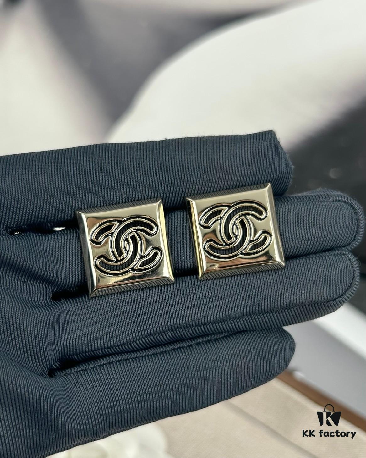 692ffddf99f2d84055c8e98a Xiaoxiang New Arrival Square Smooth Black/White Drip Edge Hollow Double C Stud Earrings (Available in Two Colors)