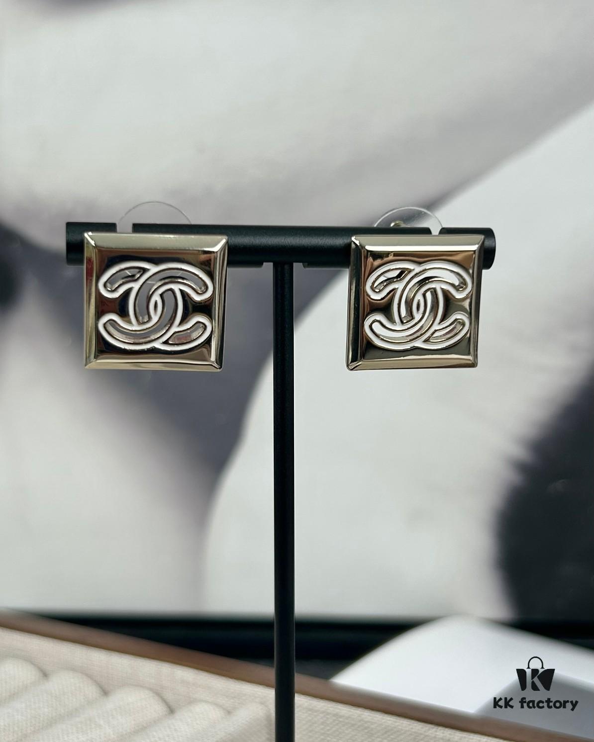 692ffde099f2d84055c8e98b Xiaoxiang New Arrival Square Smooth Black/White Drip Edge Hollow Double C Stud Earrings (Available in Two Colors)