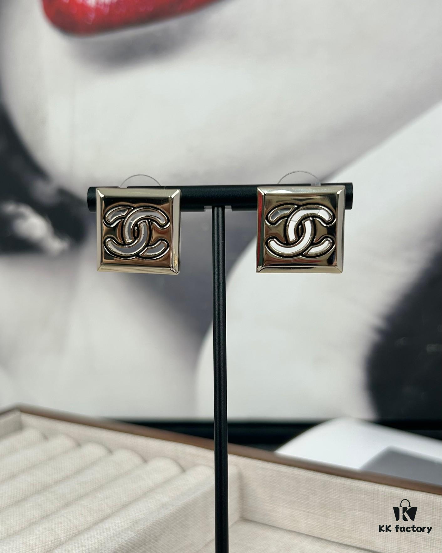 692ffde199f2d84055c8e98c Xiaoxiang New Arrival Square Smooth Black/White Drip Edge Hollow Double C Stud Earrings (Available in Two Colors)