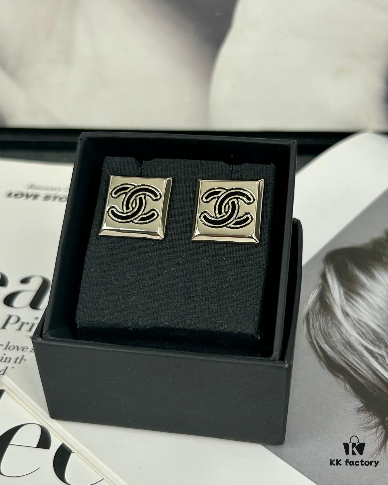 692ffde699f2d84055c8e995 Xiaoxiang New Arrival Square Smooth Black/White Drip Edge Hollow Double C Stud Earrings (Available in Two Colors)