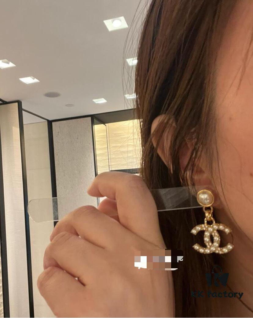 692ffded99f2d84055c8e99d New Xiaoxiang Pearl Inlaid with Diamond Double C Pendant Earrings