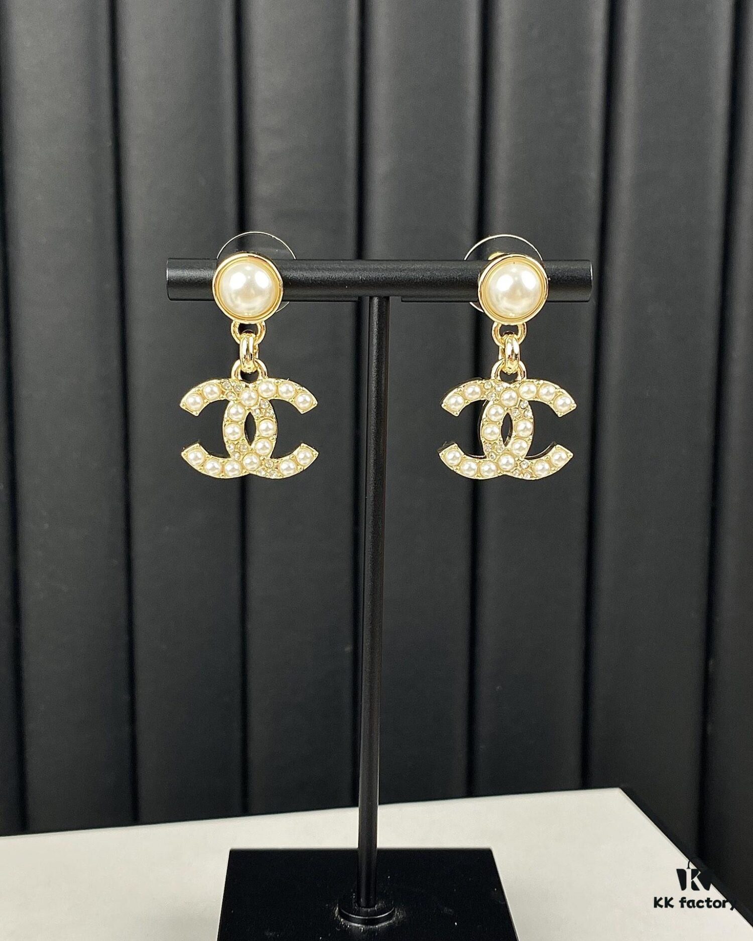 692ffdf299f2d84055c8e99f New Xiaoxiang Pearl Inlaid with Diamond Double C Pendant Earrings