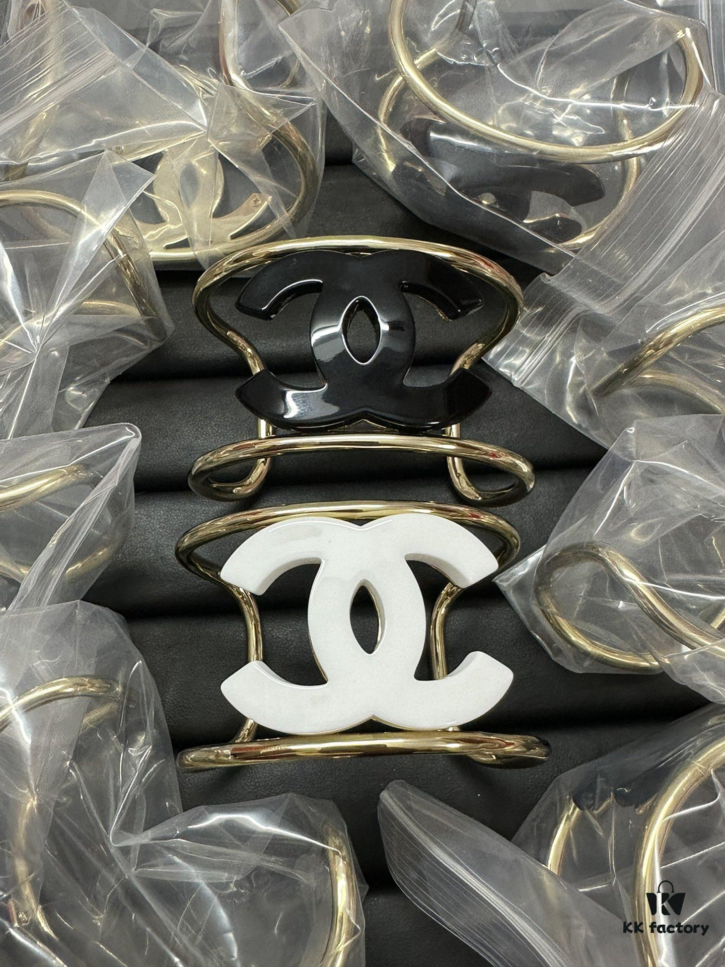 692ffdfd99f2d84055c8e9af Xiao Xiang New Arrival High-Quality Acrylic Double C Bracelet in Black and White