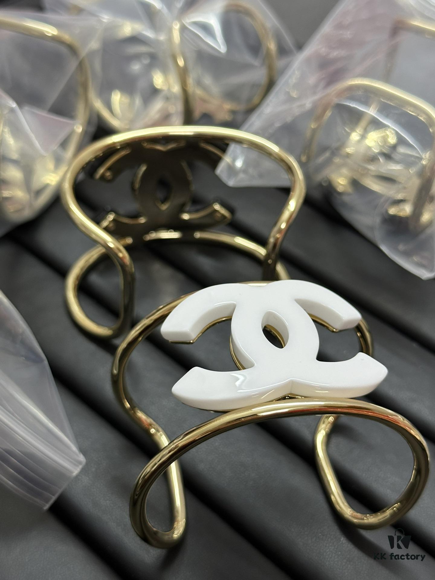 692ffdfe99f2d84055c8e9b0 Xiao Xiang New Arrival High-Quality Acrylic Double C Bracelet in Black and White