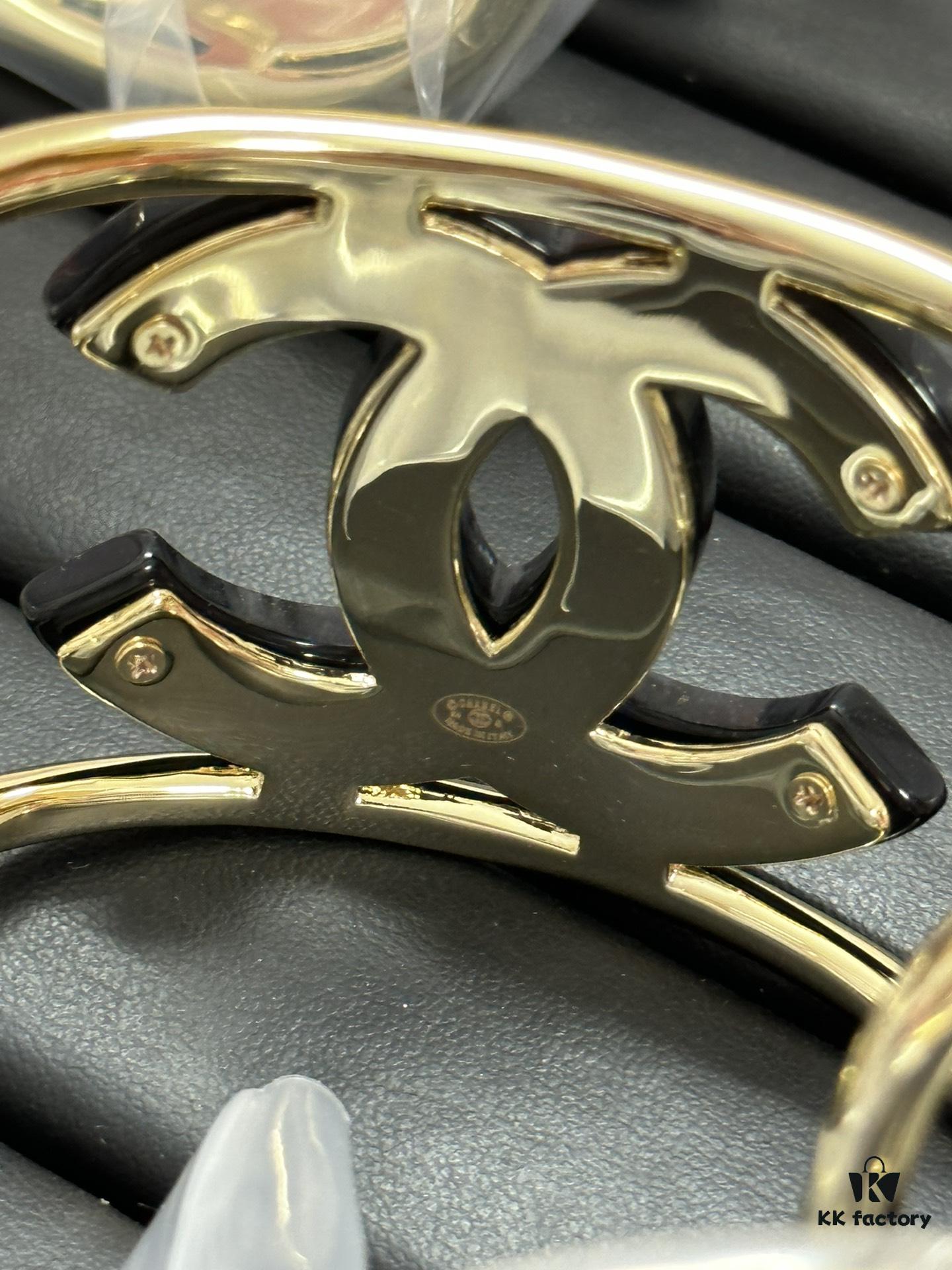 692ffdff99f2d84055c8e9b1 Xiao Xiang New Arrival High-Quality Acrylic Double C Bracelet in Black and White