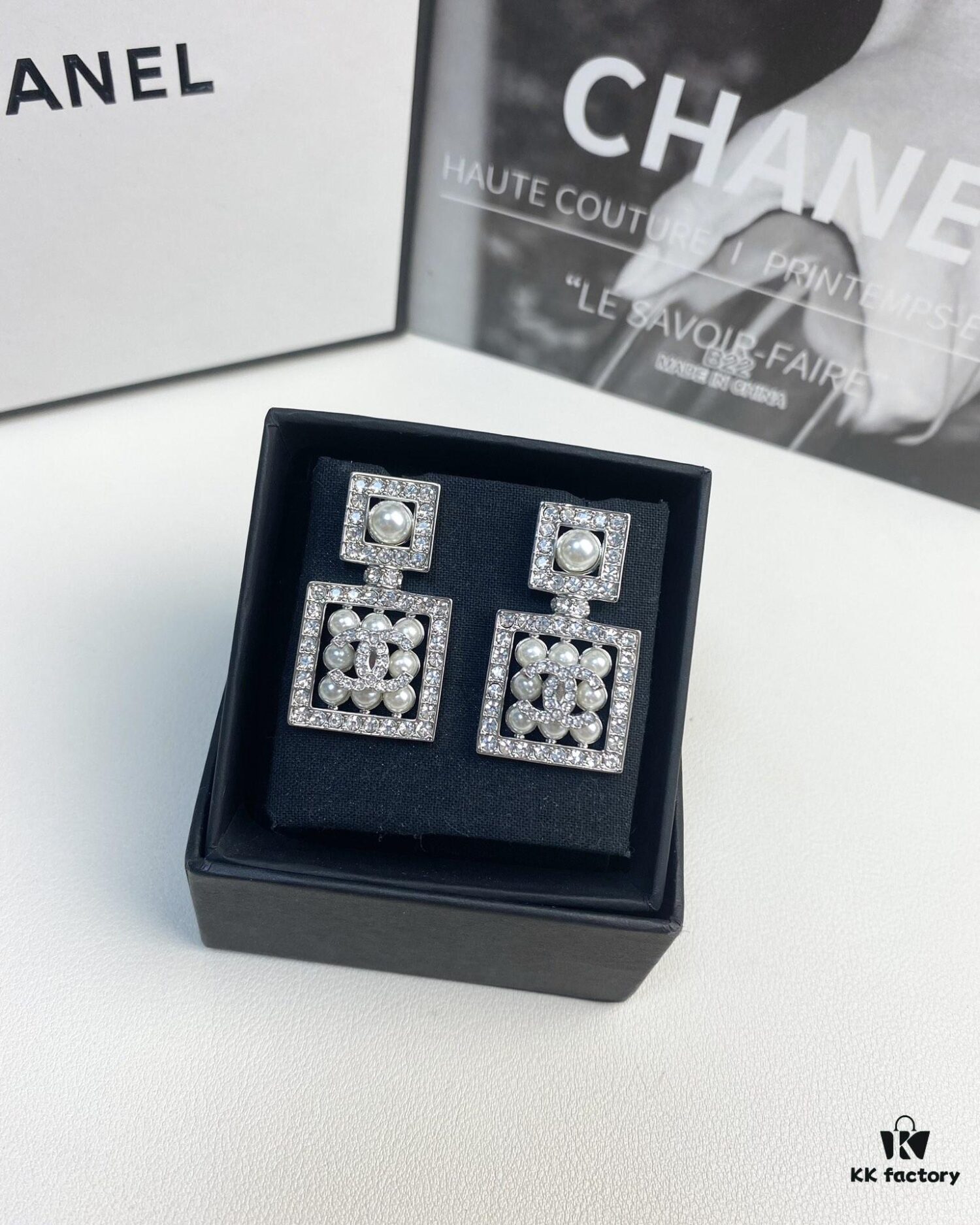 Xiaoxiang New Arrival Luxury Full Diamond Pearl Inlaid Square Earrings ✨🦋