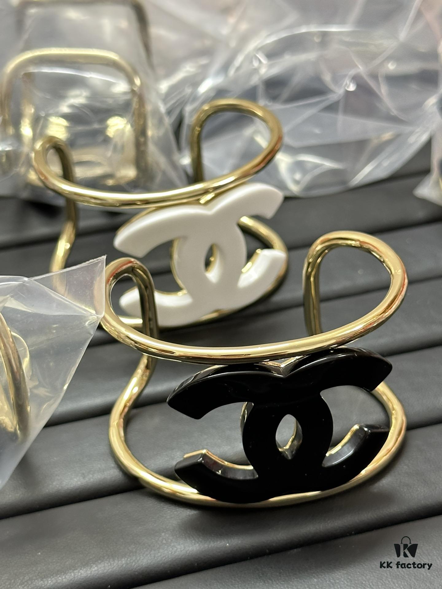 692ffe0199f2d84055c8e9b5 Xiao Xiang New Arrival High-Quality Acrylic Double C Bracelet in Black and White