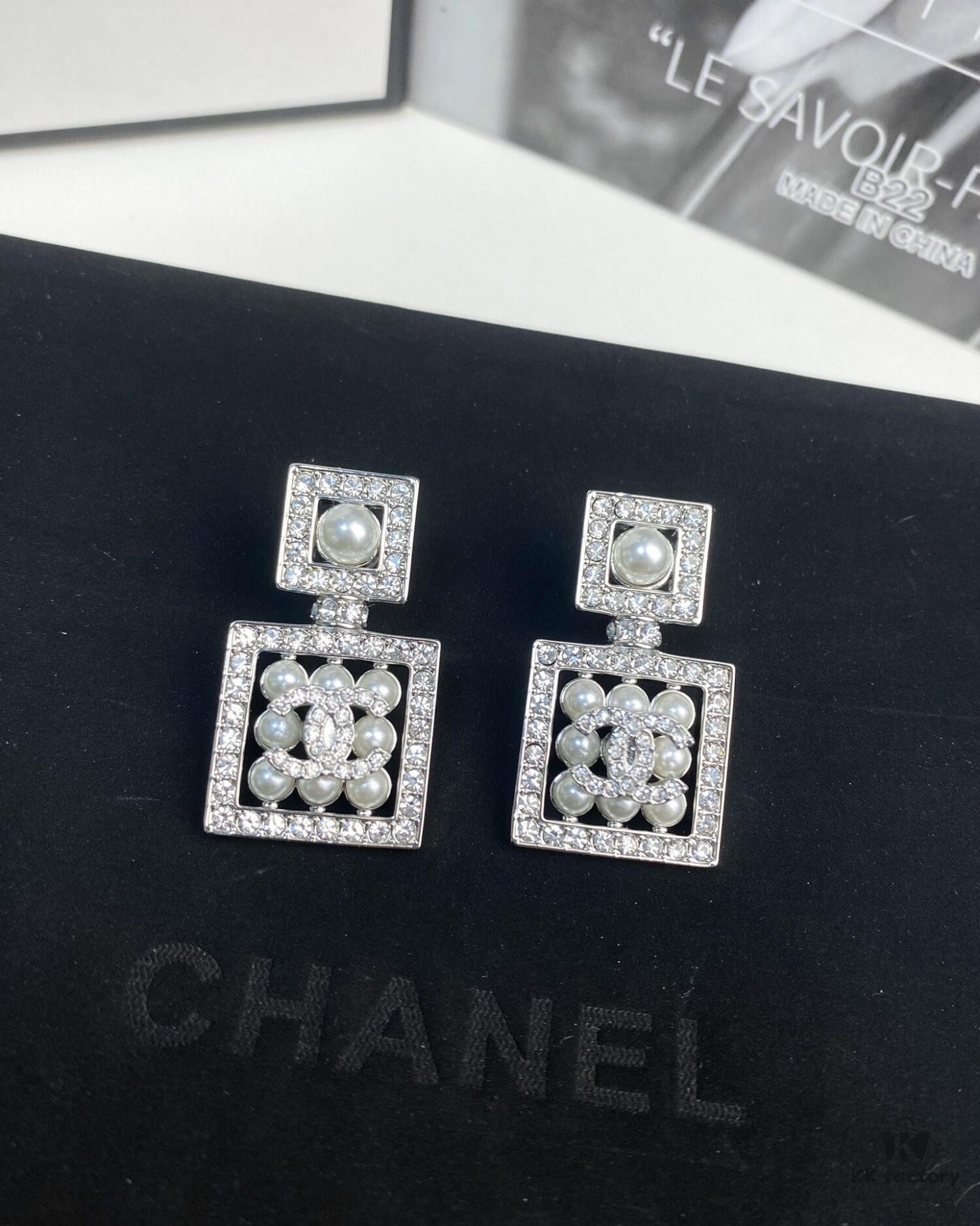 Xiaoxiang New Arrival Luxury Full Diamond Pearl Inlaid Square Earrings ✨🦋