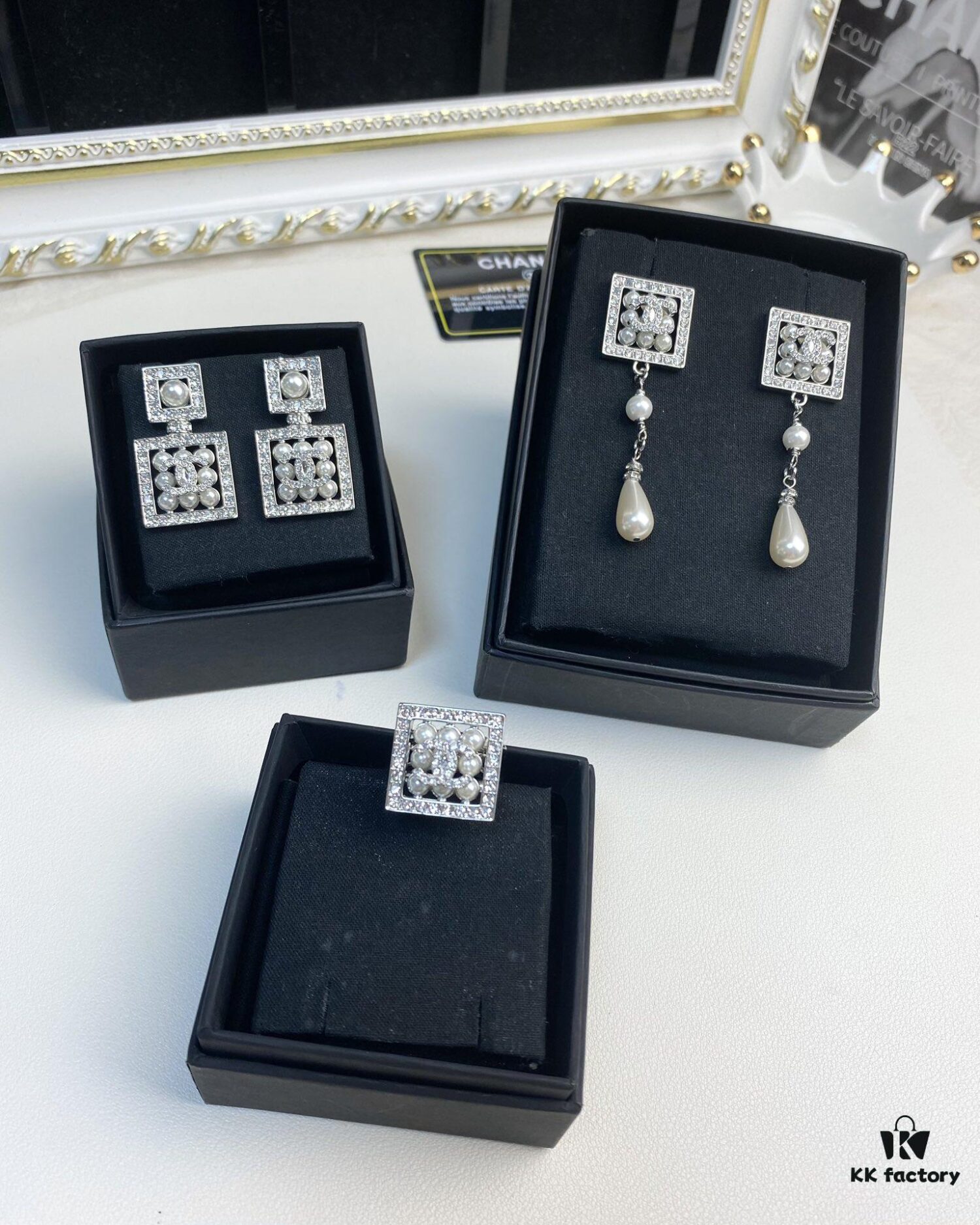 Xiaoxiang New Arrival Luxury Full Diamond Pearl Inlaid Square Earrings ✨🦋