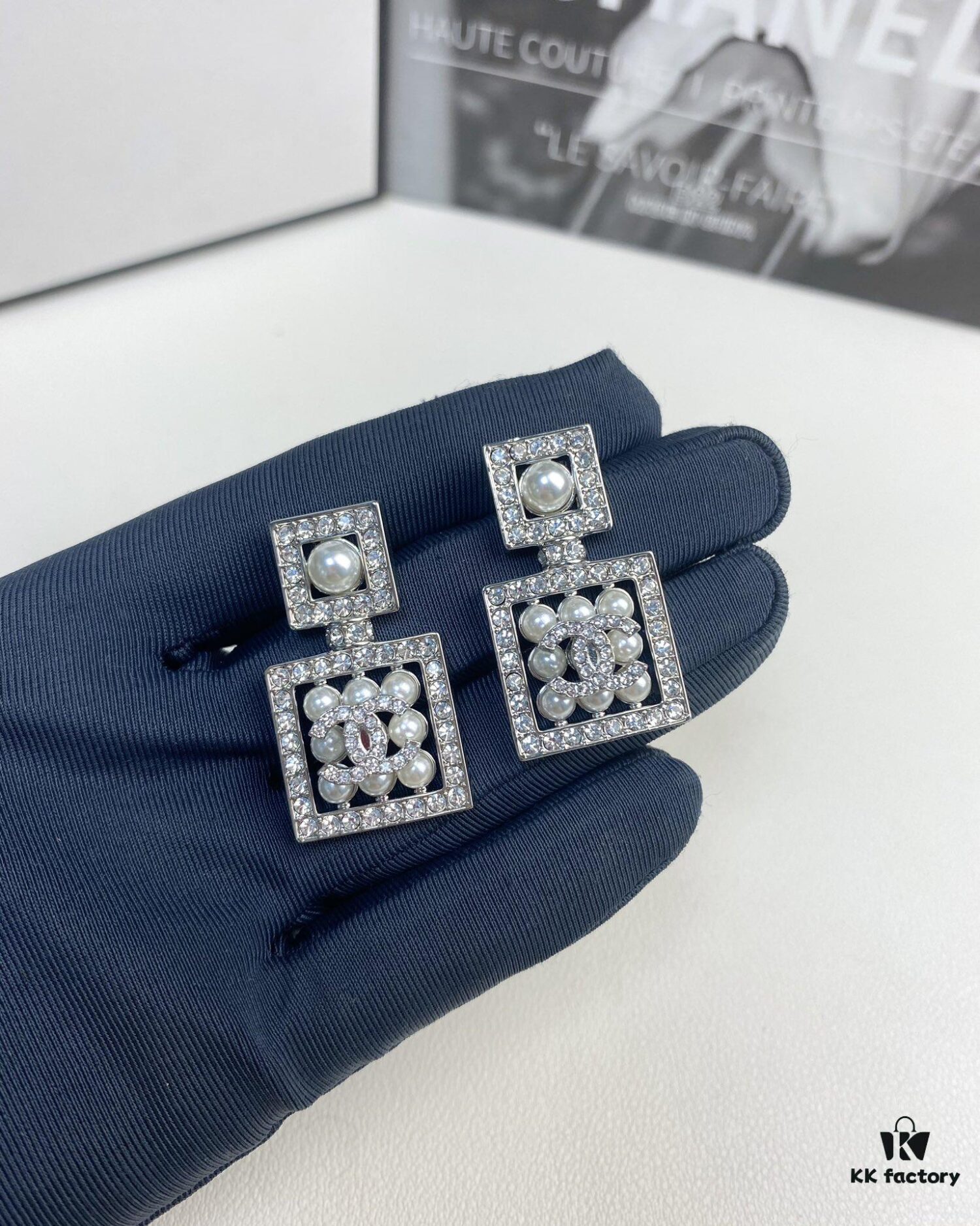 Xiaoxiang New Arrival Luxury Full Diamond Pearl Inlaid Square Earrings ✨🦋