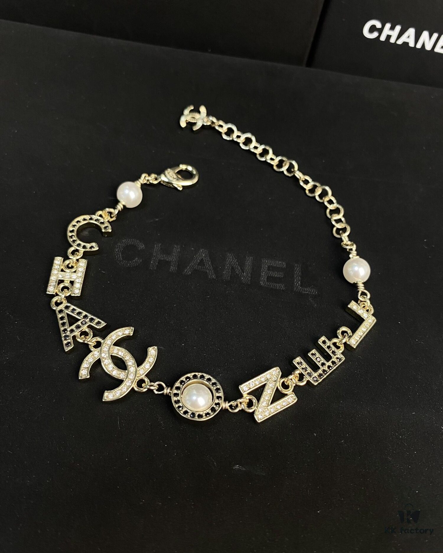 692ffe1599f2d84055c8e9ca Xiaoxiang New Arrival English Letter Inlaid White Black Rhinestone Bracelet ✨✨🦋