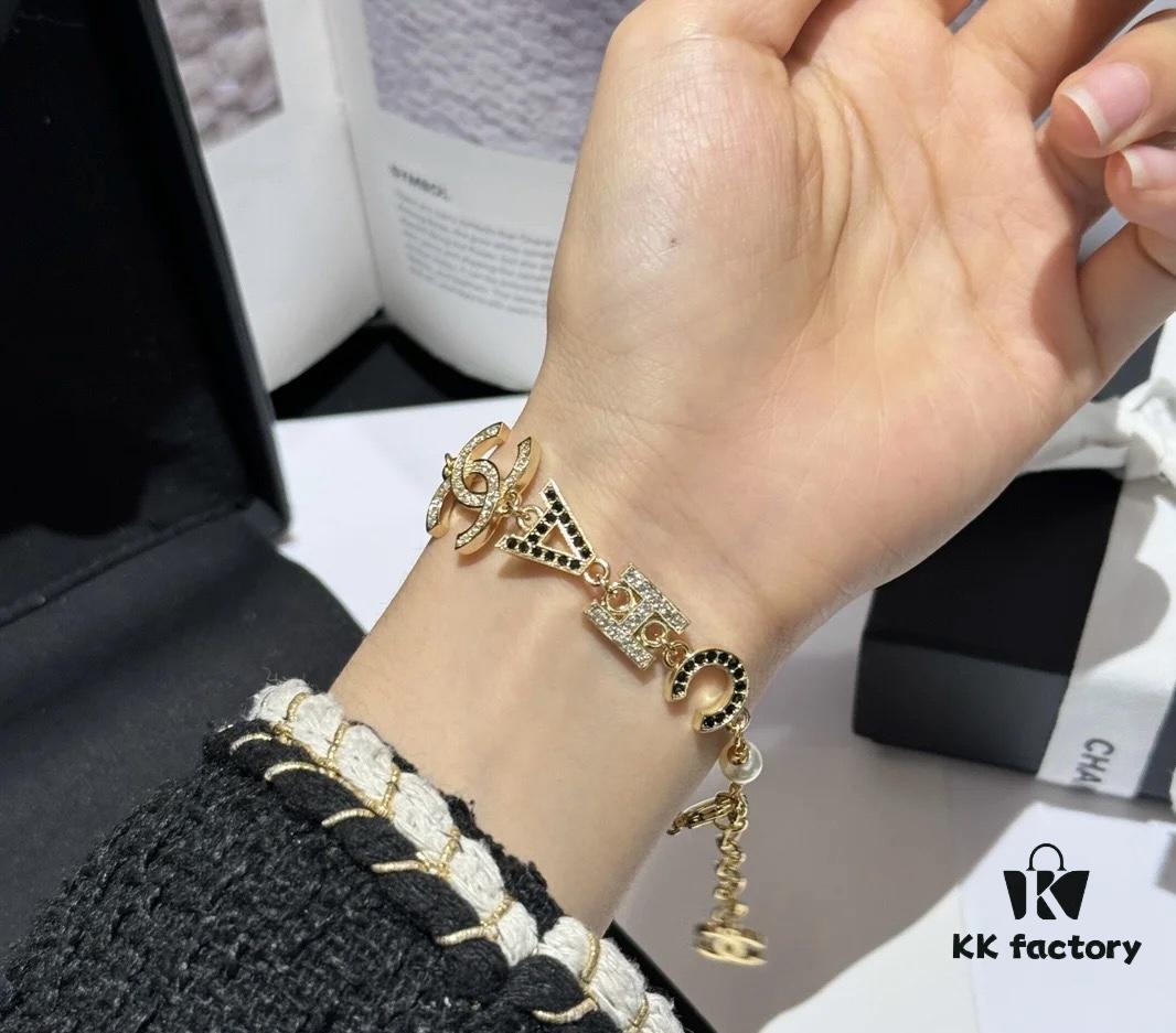 692ffe1699f2d84055c8e9cd Xiaoxiang New Arrival English Letter Inlaid White Black Rhinestone Bracelet ✨✨🦋