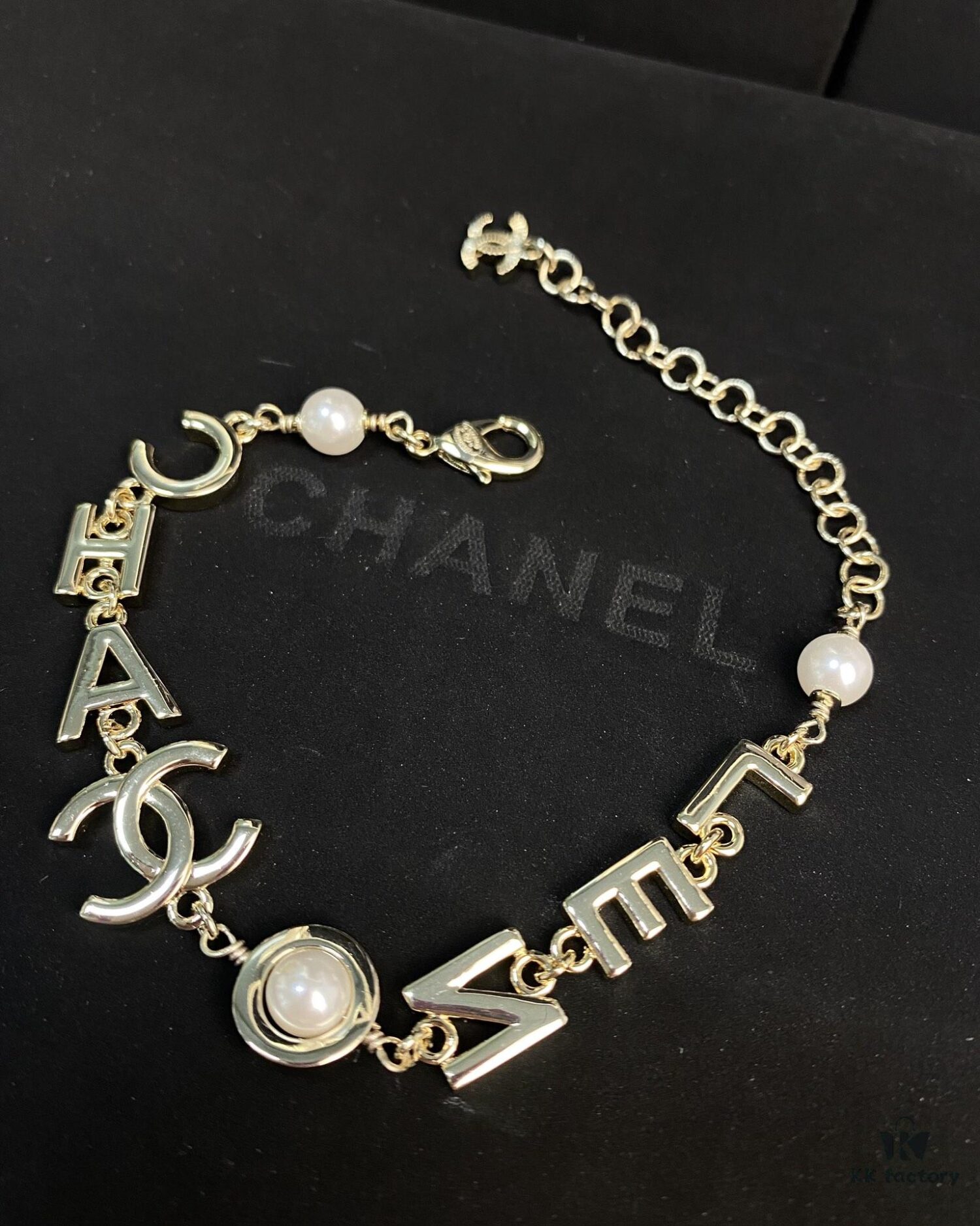 692ffe1b99f2d84055c8e9d2 Xiaoxiang New Arrival English Letter Inlaid White Black Rhinestone Bracelet ✨✨🦋