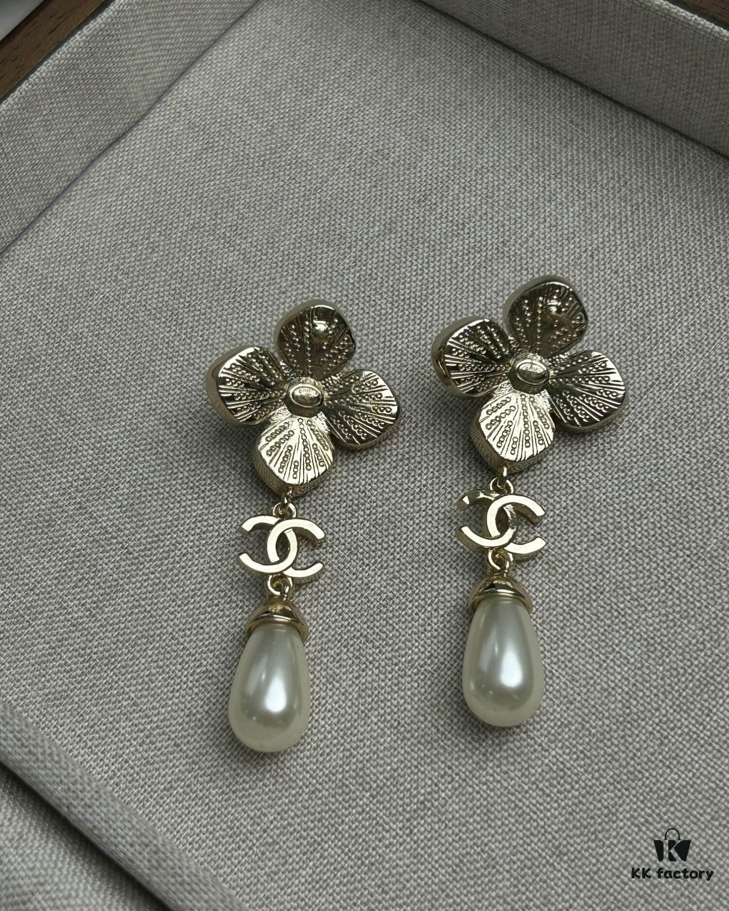 Xiaoxiang New Arrival Pink Zircon Four-Leaf Clover with Pearl Pendant Earrings