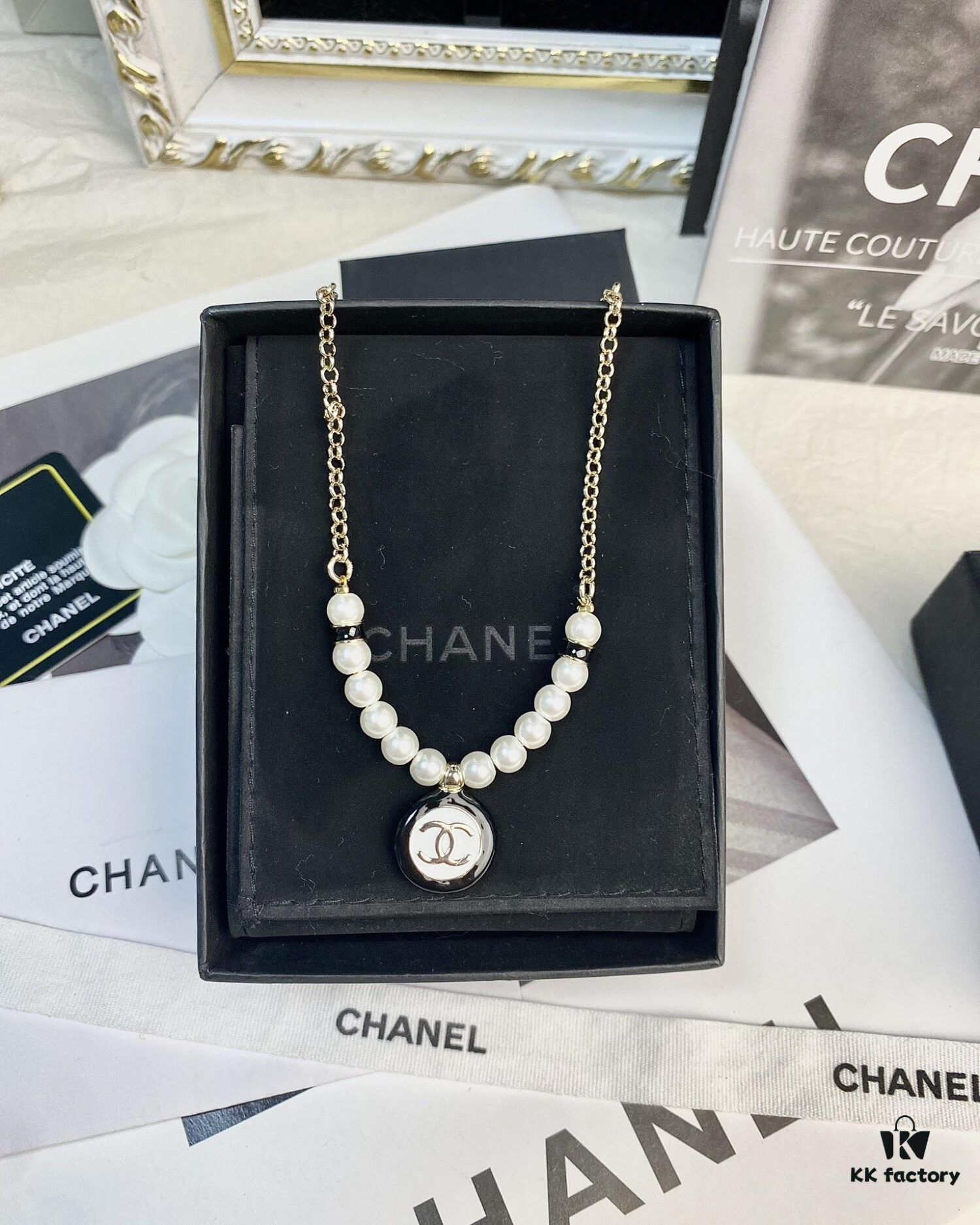 692ffe2599f2d84055c8e9dc CHANE New Style Black and White Button Round Semi-Pearl Half Chain Necklace