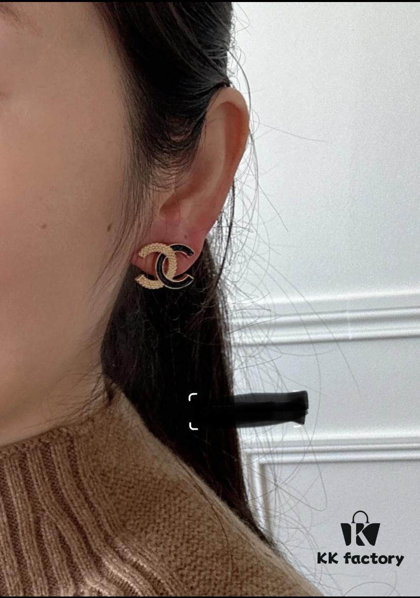692ffe2d99f2d84055c8e9e3 Xiaoxiang New Arrival Enamel Black and Gold Two-Tone Double C Stud Earrings Minimalist ✨✨