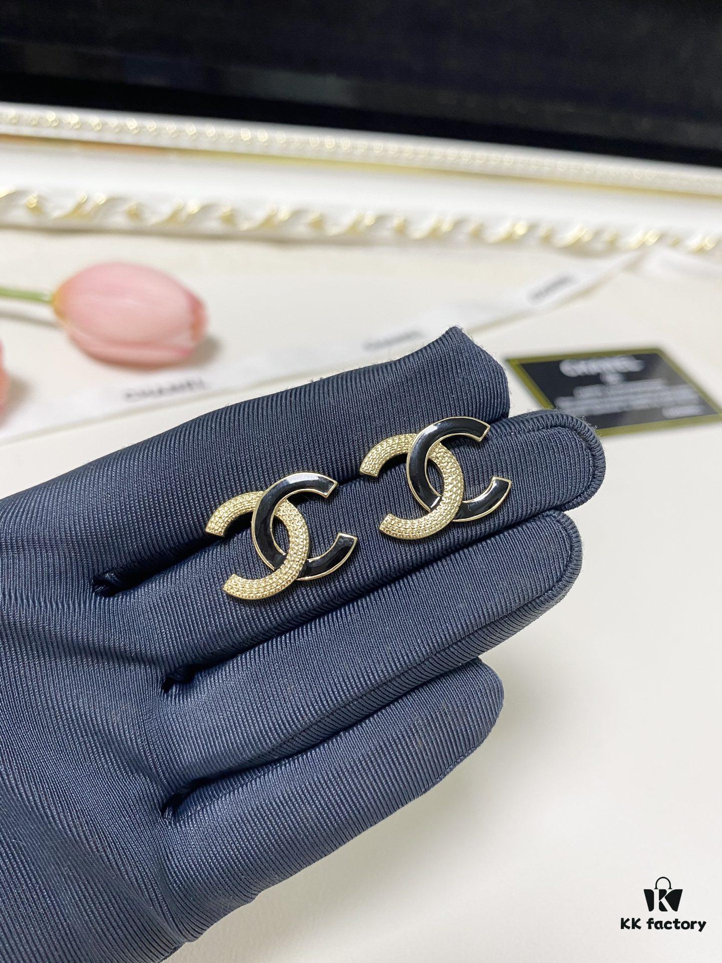 692ffe2e99f2d84055c8e9e5 Xiaoxiang New Arrival Enamel Black and Gold Two-Tone Double C Stud Earrings Minimalist ✨✨