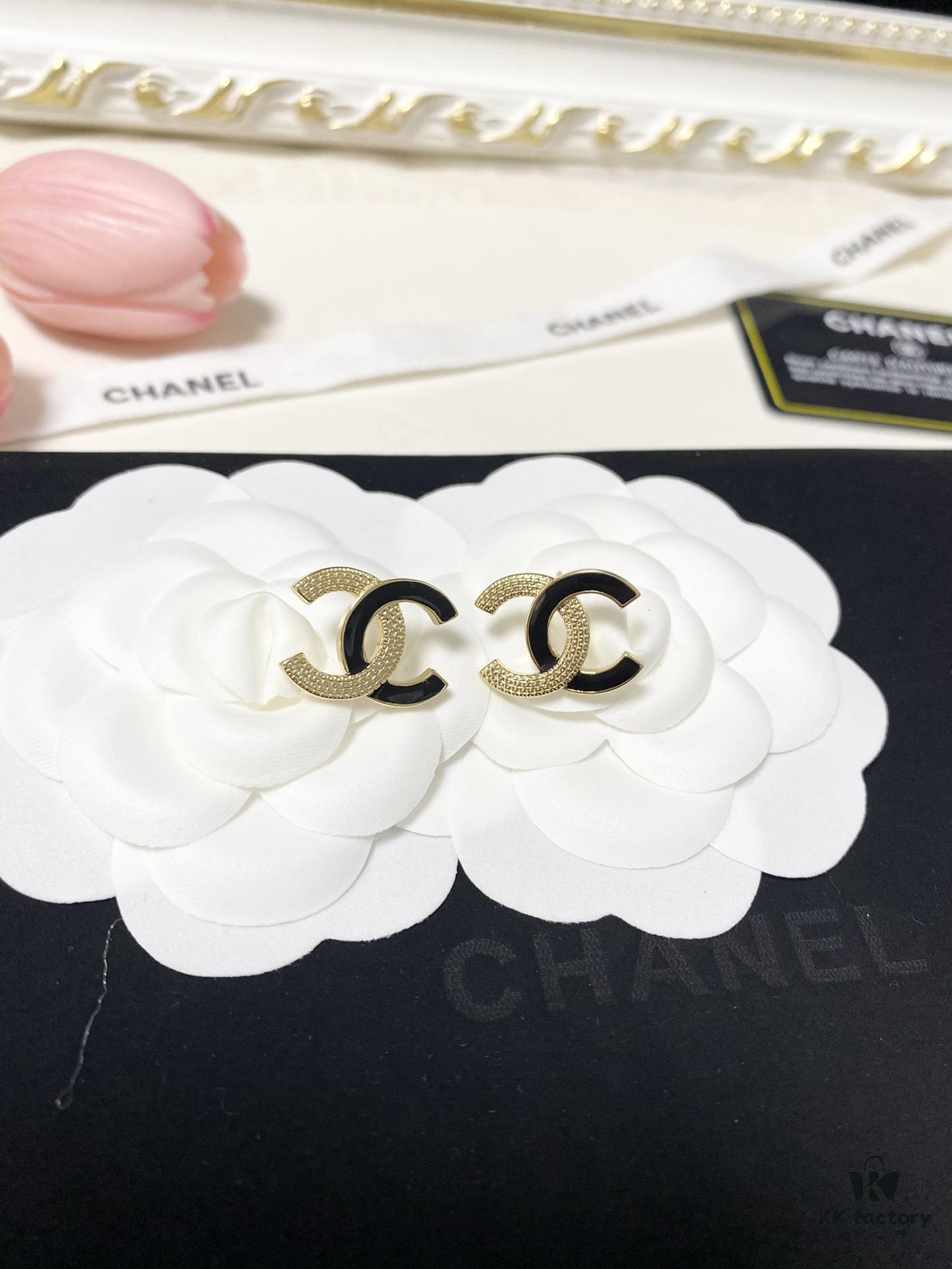 692ffe2e99f2d84055c8e9e6 Xiaoxiang New Arrival Enamel Black and Gold Two-Tone Double C Stud Earrings Minimalist ✨✨