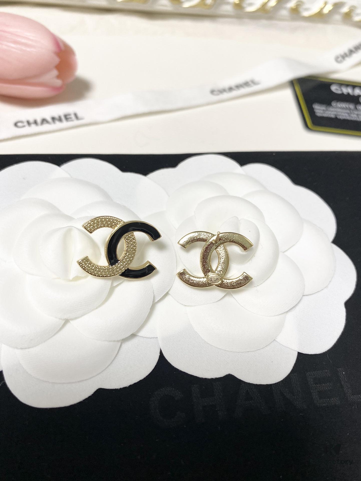 692ffe2f99f2d84055c8e9e7 Xiaoxiang New Arrival Enamel Black and Gold Two-Tone Double C Stud Earrings Minimalist ✨✨