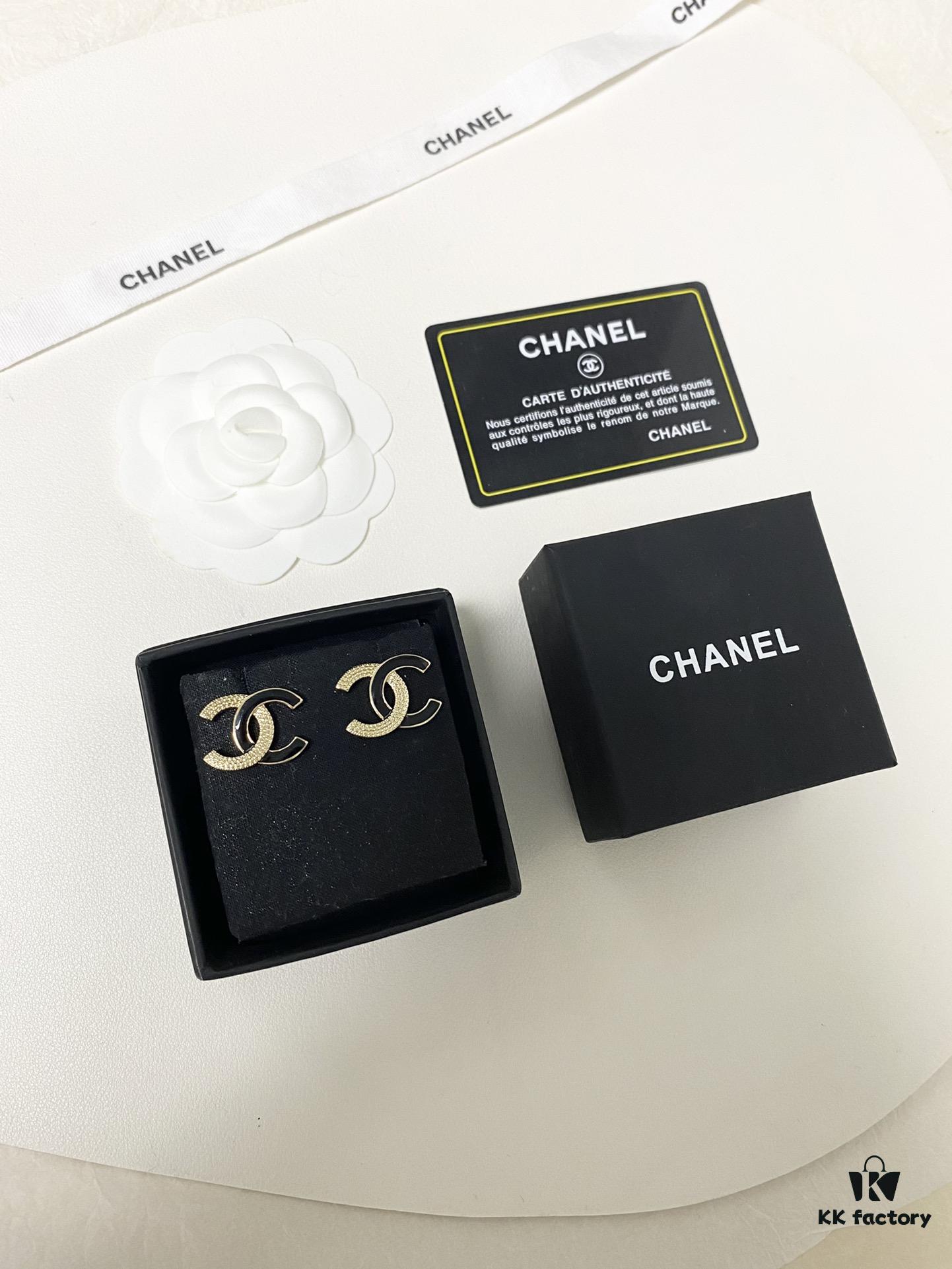 692ffe3099f2d84055c8e9e8 Xiaoxiang New Arrival Enamel Black and Gold Two-Tone Double C Stud Earrings Minimalist ✨✨
