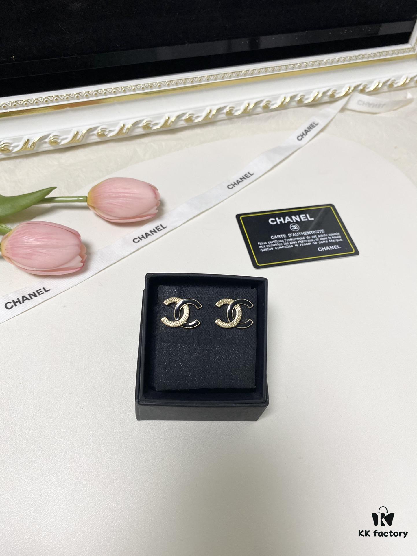 692ffe3299f2d84055c8e9ea Xiaoxiang New Arrival Enamel Black and Gold Two-Tone Double C Stud Earrings Minimalist ✨✨