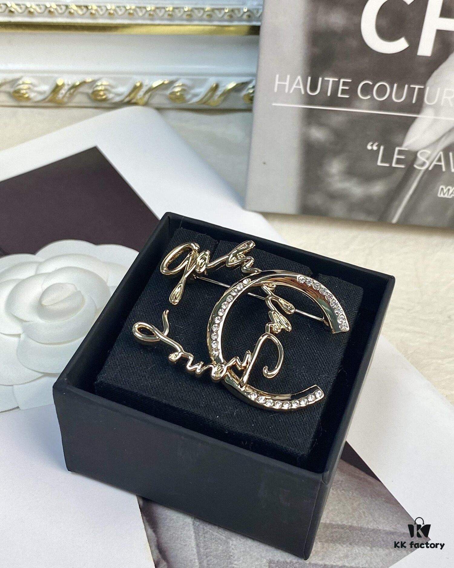 692ffe4299f2d84055c8e9fd CHANE New Style Irregular Round Diamond Leaf Half-Diamond Letter Smooth Brooch
