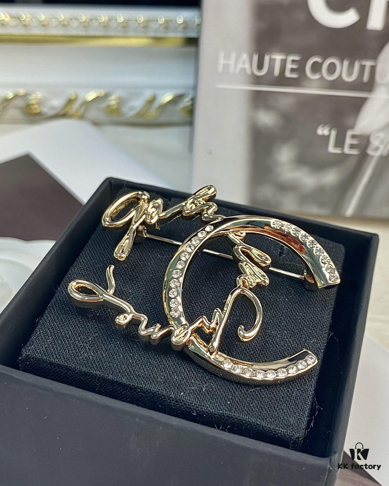 692ffe4399f2d84055c8e9fe CHANE New Style Irregular Round Diamond Leaf Half-Diamond Letter Smooth Brooch