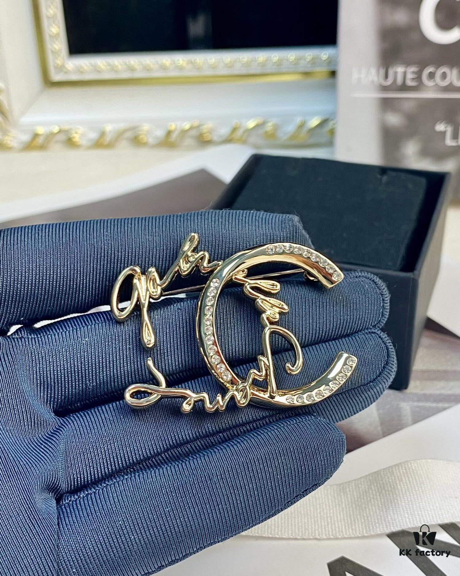 692ffe4399f2d84055c8e9ff CHANE New Style Irregular Round Diamond Leaf Half-Diamond Letter Smooth Brooch