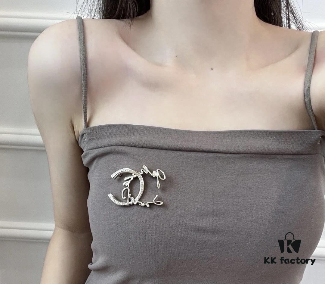 692ffe4799f2d84055c8ea03 CHANE New Style Irregular Round Diamond Leaf Half-Diamond Letter Smooth Brooch