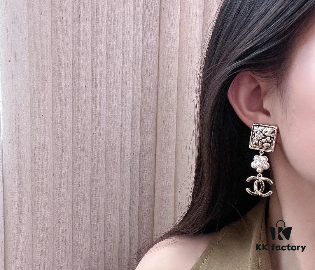 Xiaoxiang New Arrival Black Square Amber Flower Double C Long Earrings