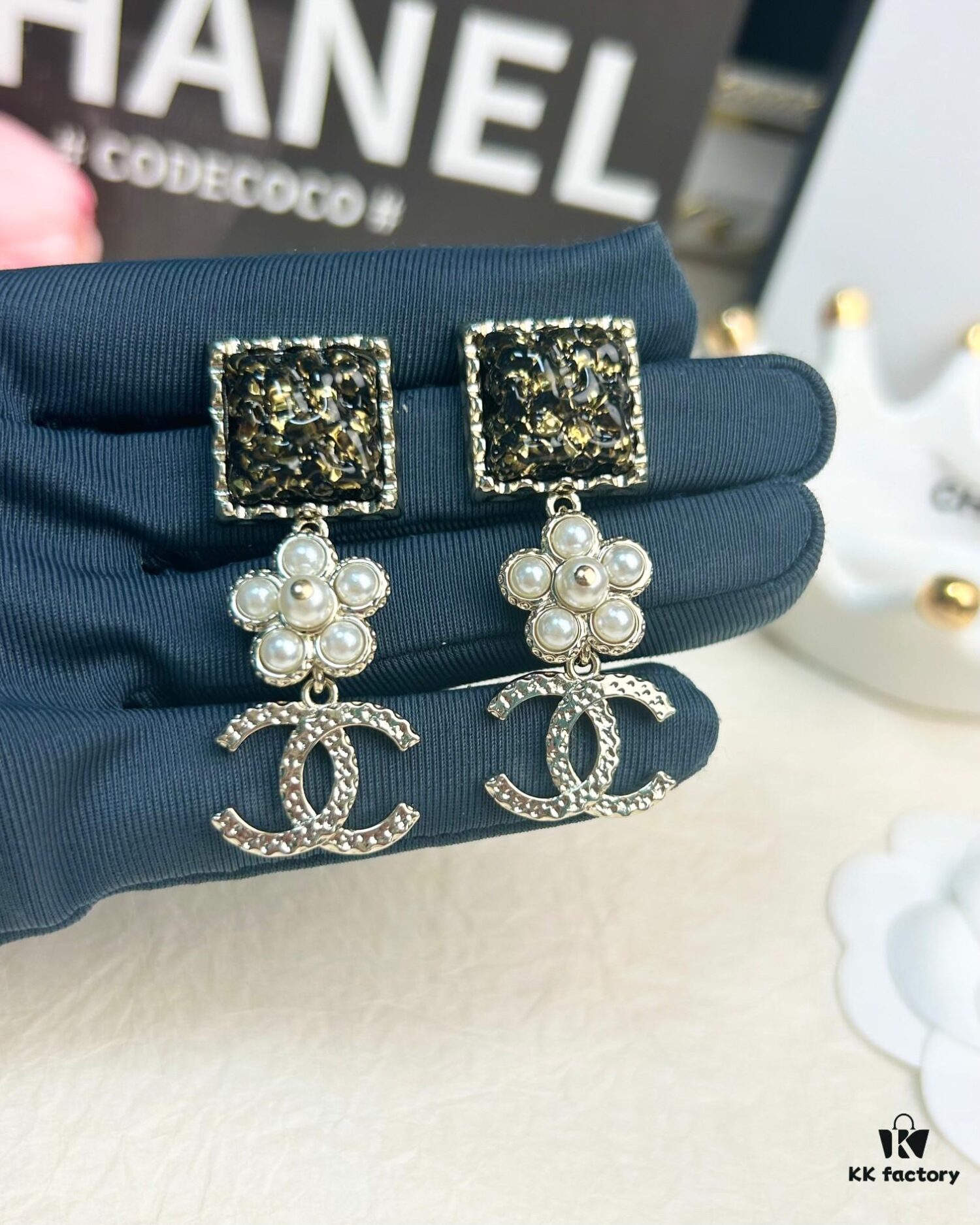 Xiaoxiang New Arrival Black Square Amber Flower Double C Long Earrings