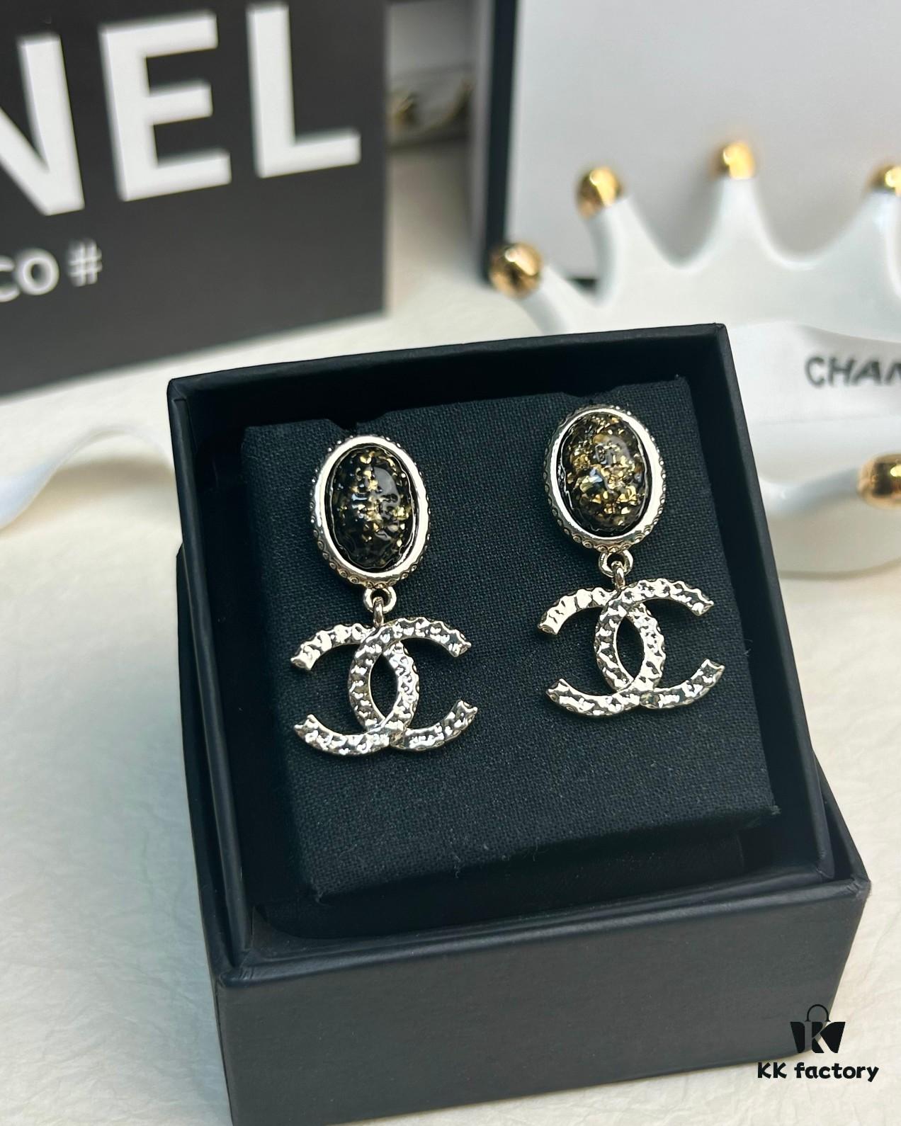 Xiaoxiang New Arrival Black Oval Lava Double C Earrings ✨