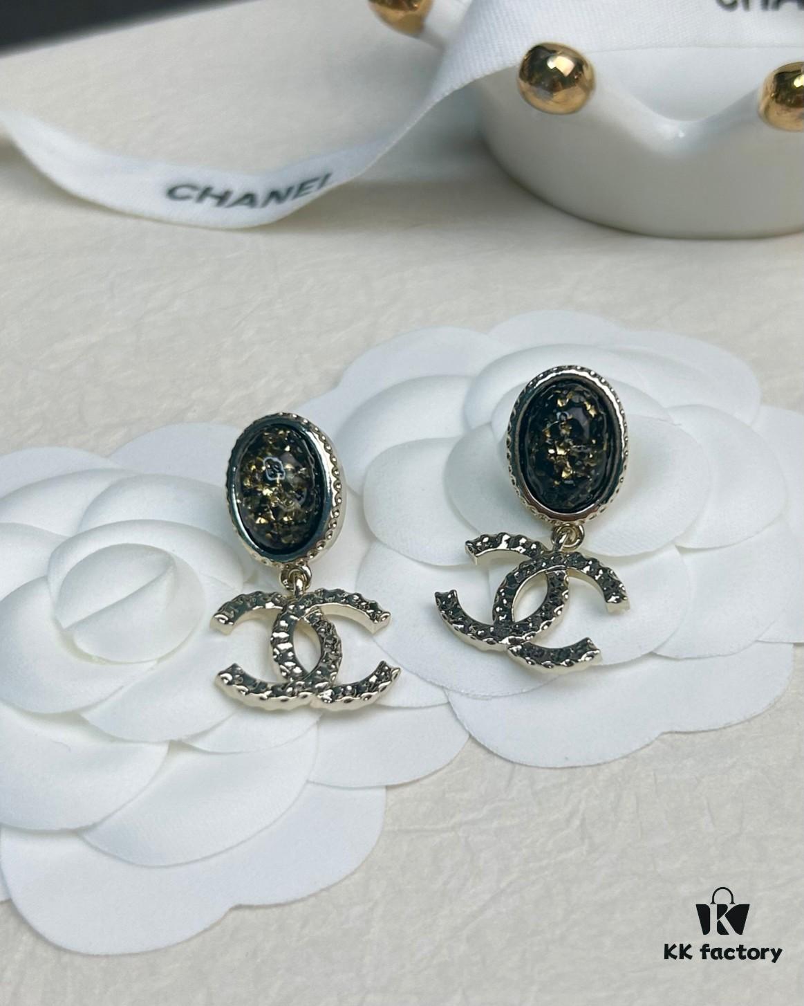Xiaoxiang New Arrival Black Oval Lava Double C Earrings ✨