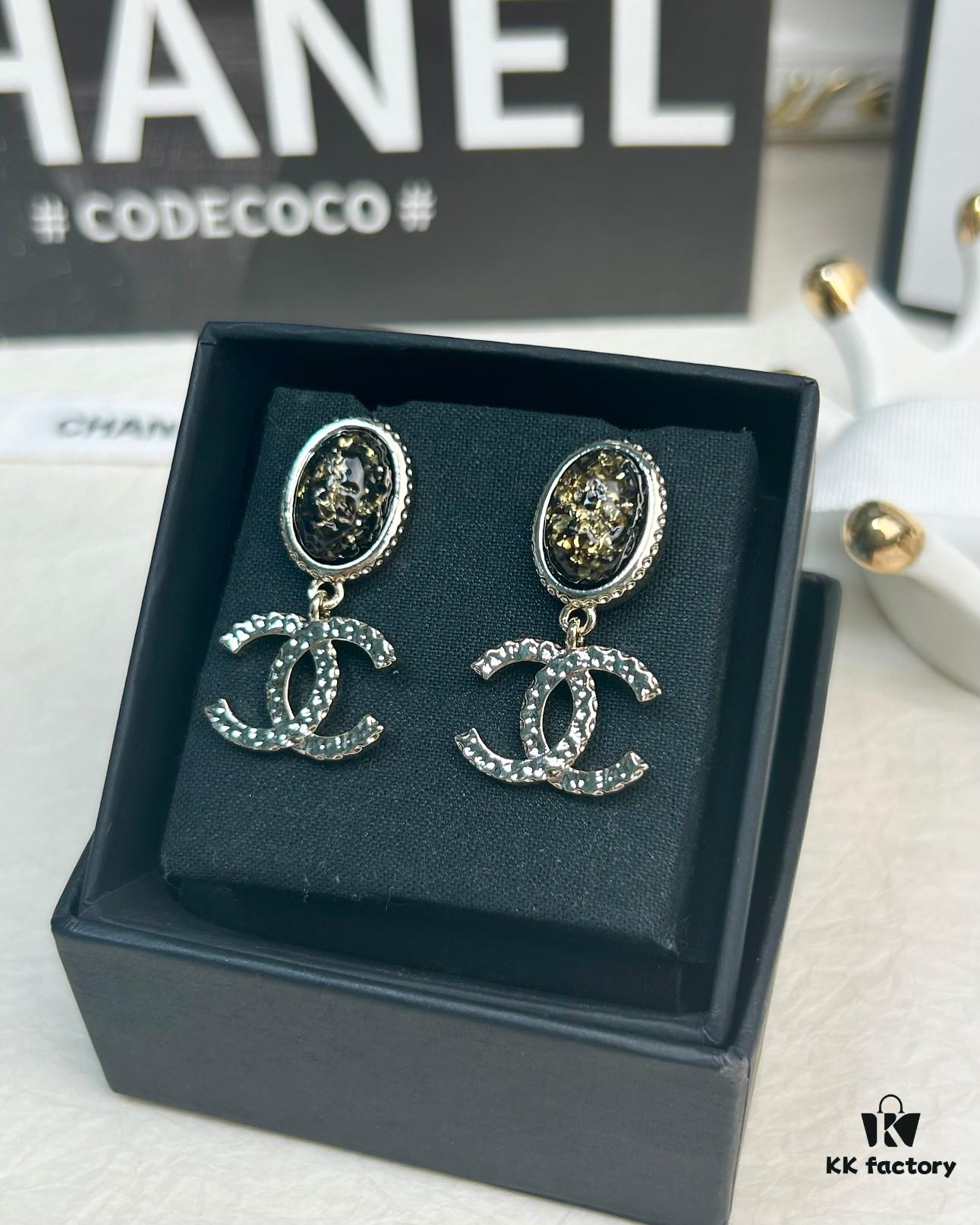 Xiaoxiang New Arrival Black Oval Lava Double C Earrings ✨