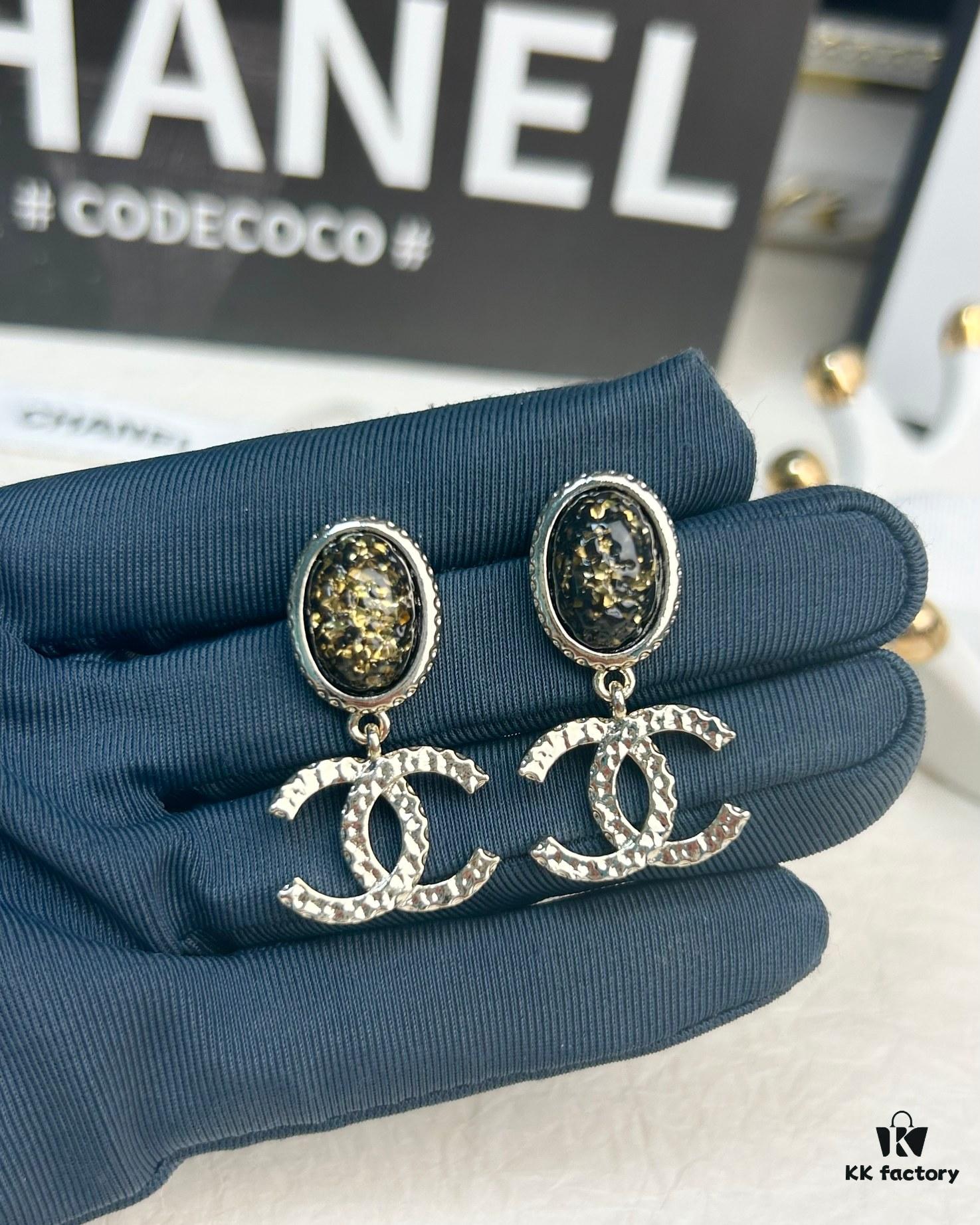Xiaoxiang New Arrival Black Oval Lava Double C Earrings ✨