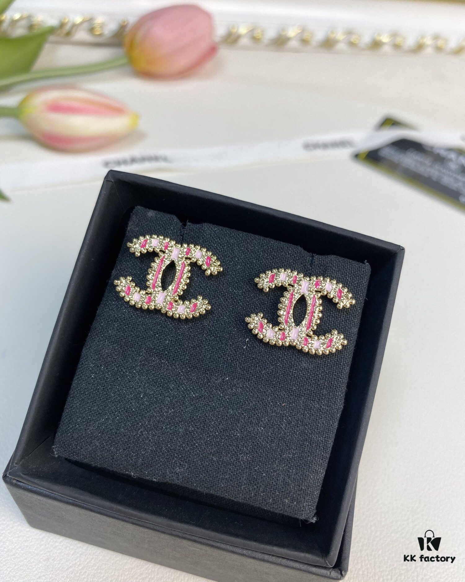 Xiaoxiang New Arrival Pink Enamel Craft Double C Stud Earrings