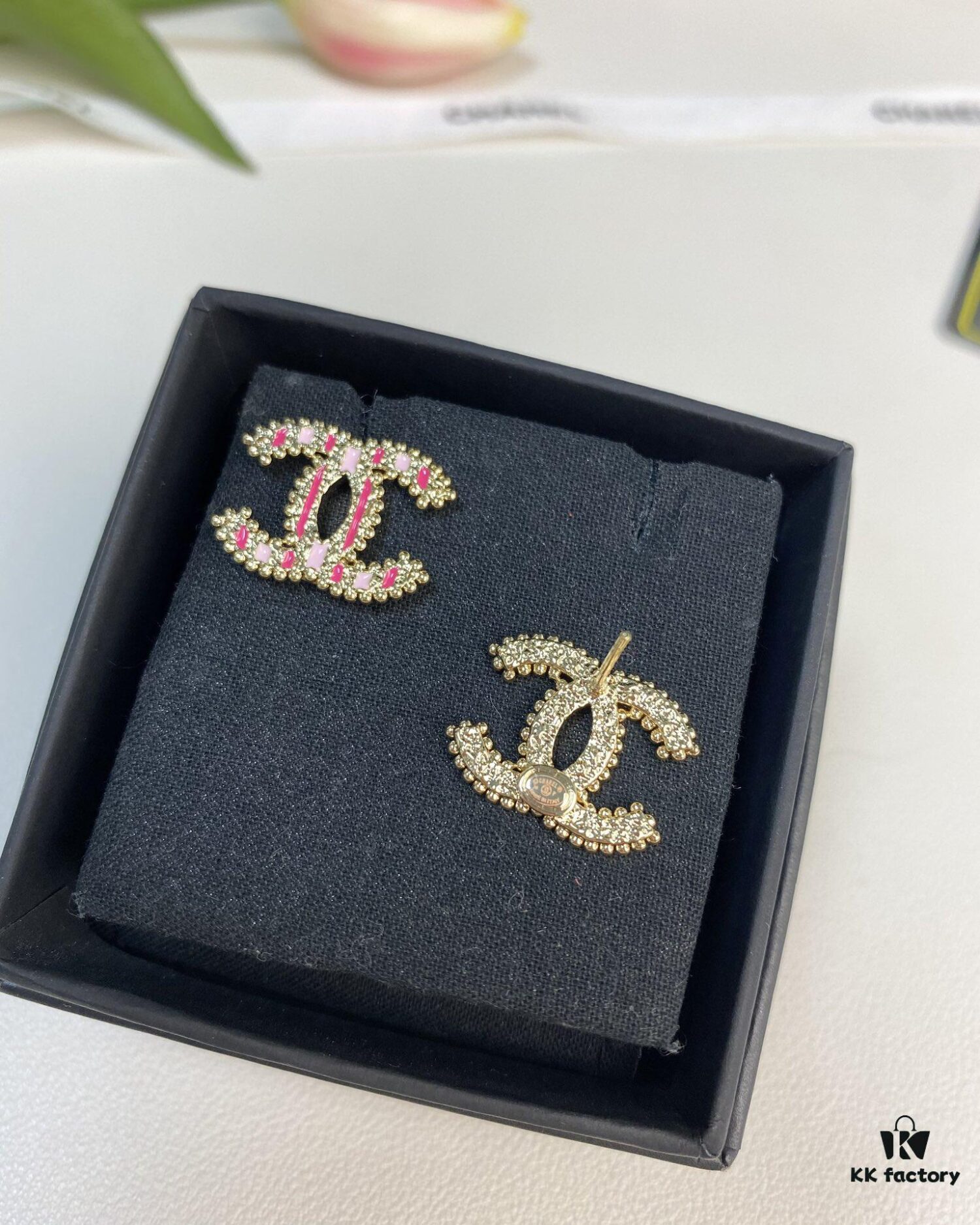 Xiaoxiang New Arrival Pink Enamel Craft Double C Stud Earrings