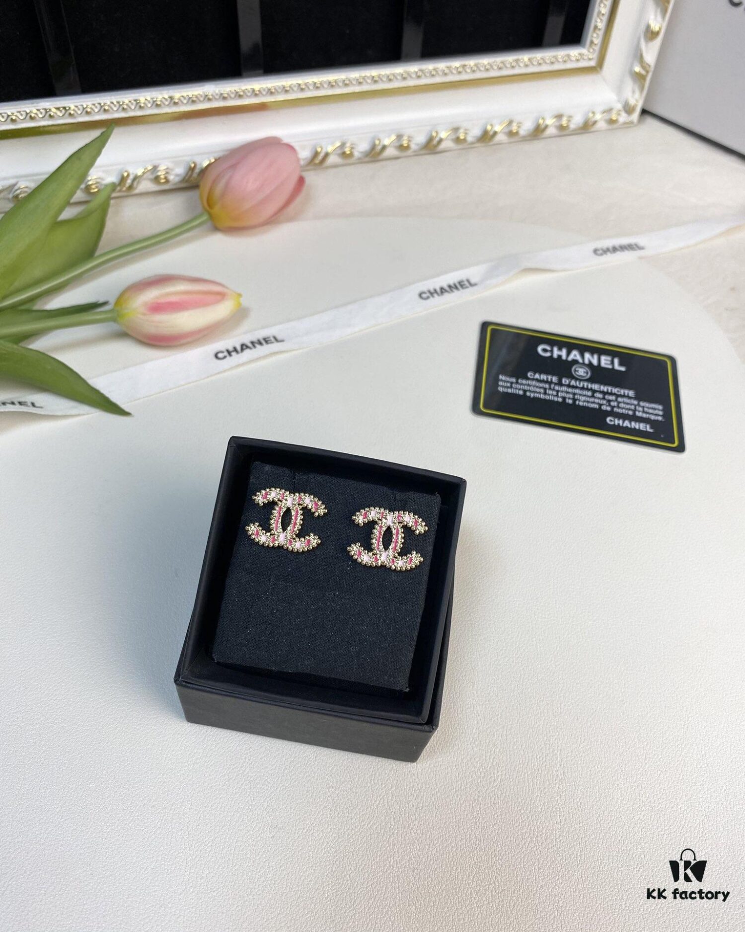 Xiaoxiang New Arrival Pink Enamel Craft Double C Stud Earrings