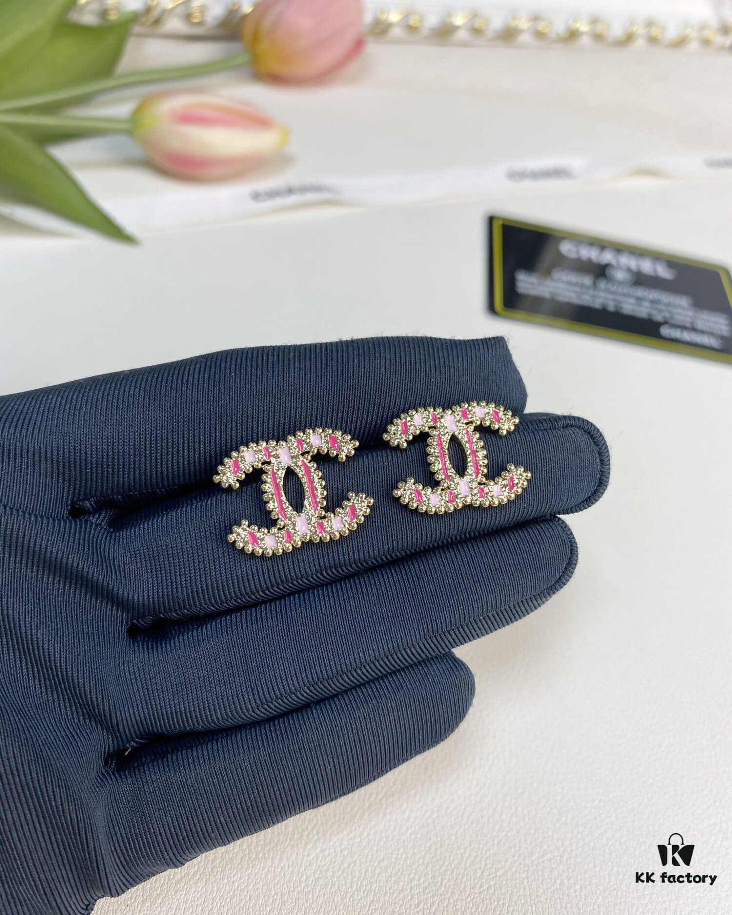 Xiaoxiang New Arrival Pink Enamel Craft Double C Stud Earrings