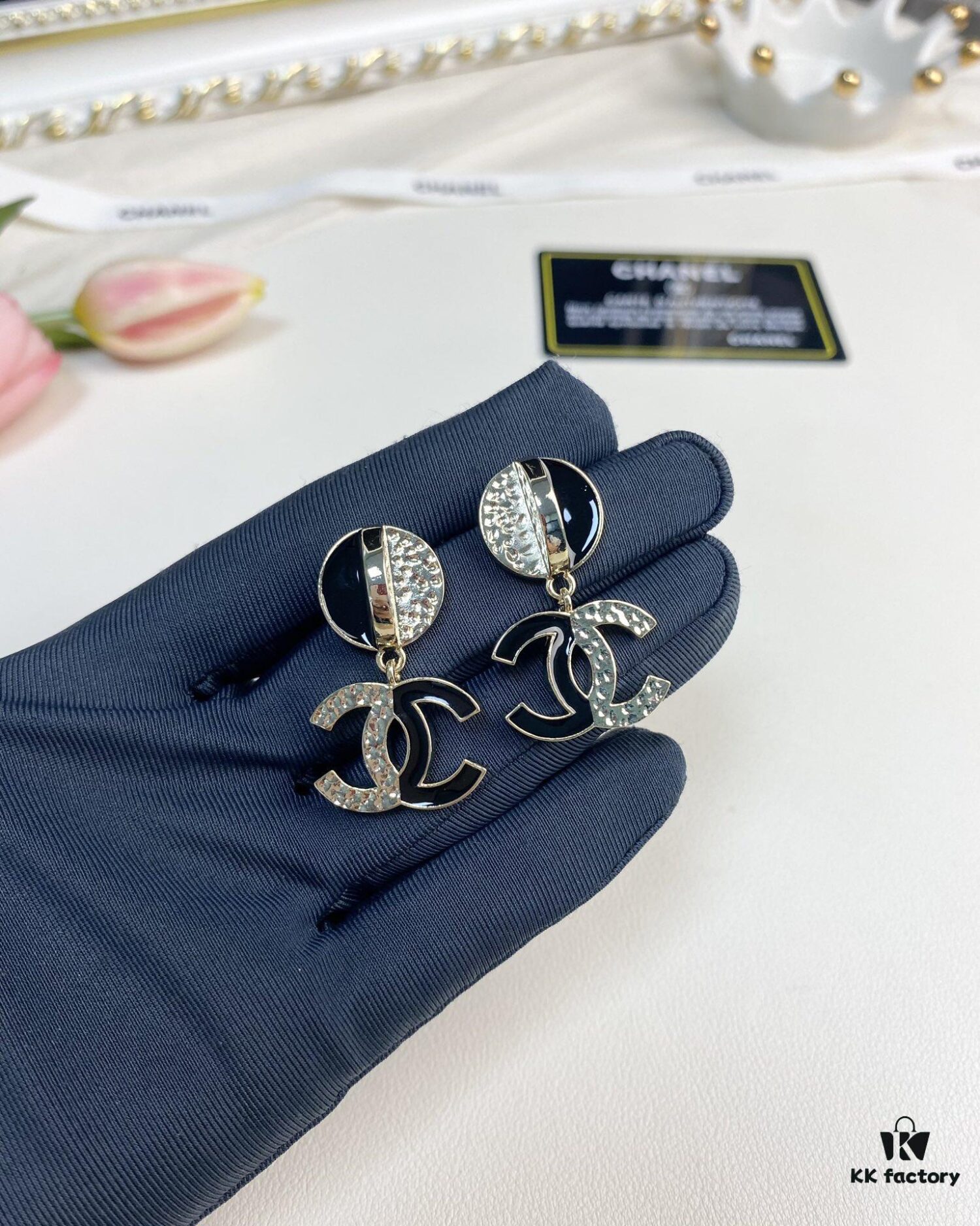 Xiaoxiang New Arrival Black Enamel Combined with Glossy C-Earrings