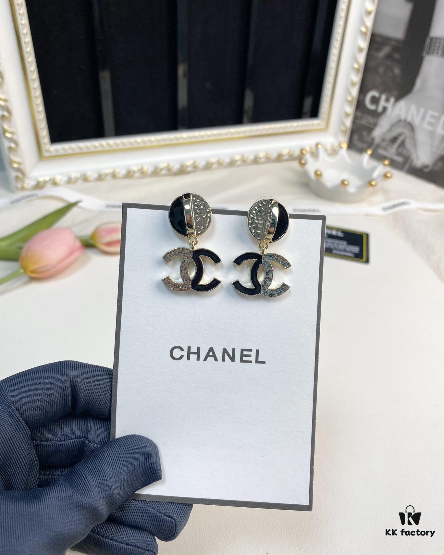 Xiaoxiang New Arrival Black Enamel Combined with Glossy C-Earrings