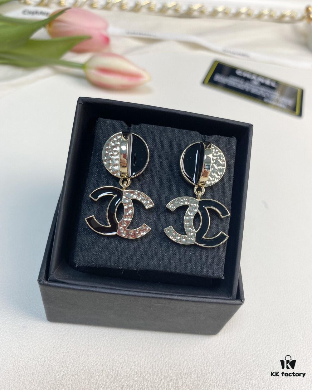 692ffe8a99f2d84055c8ea36 Xiaoxiang New Arrival Black Enamel Combined with Glossy C-Earrings