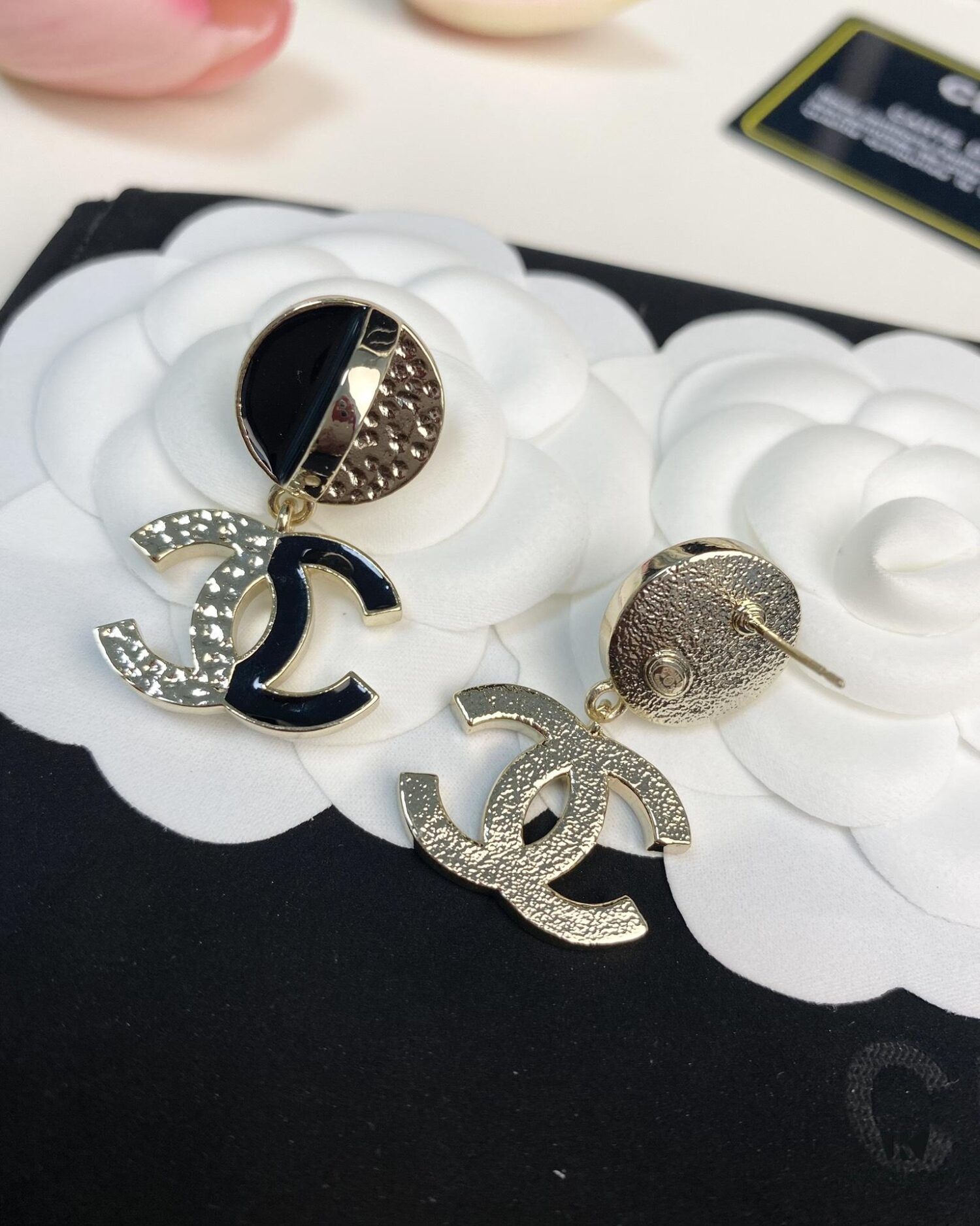 Xiaoxiang New Arrival Black Enamel Combined with Glossy C-Earrings