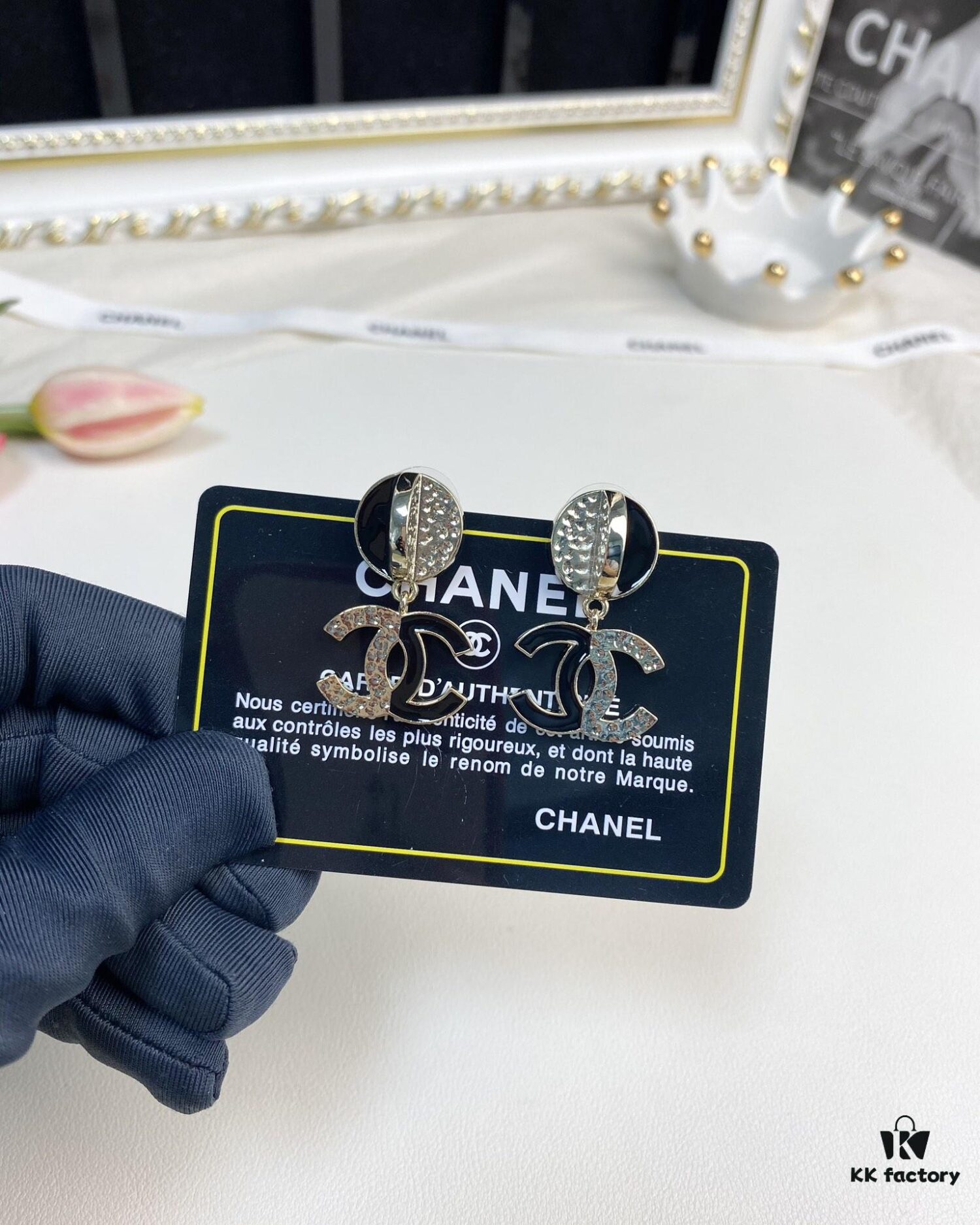 Xiaoxiang New Arrival Black Enamel Combined with Glossy C-Earrings