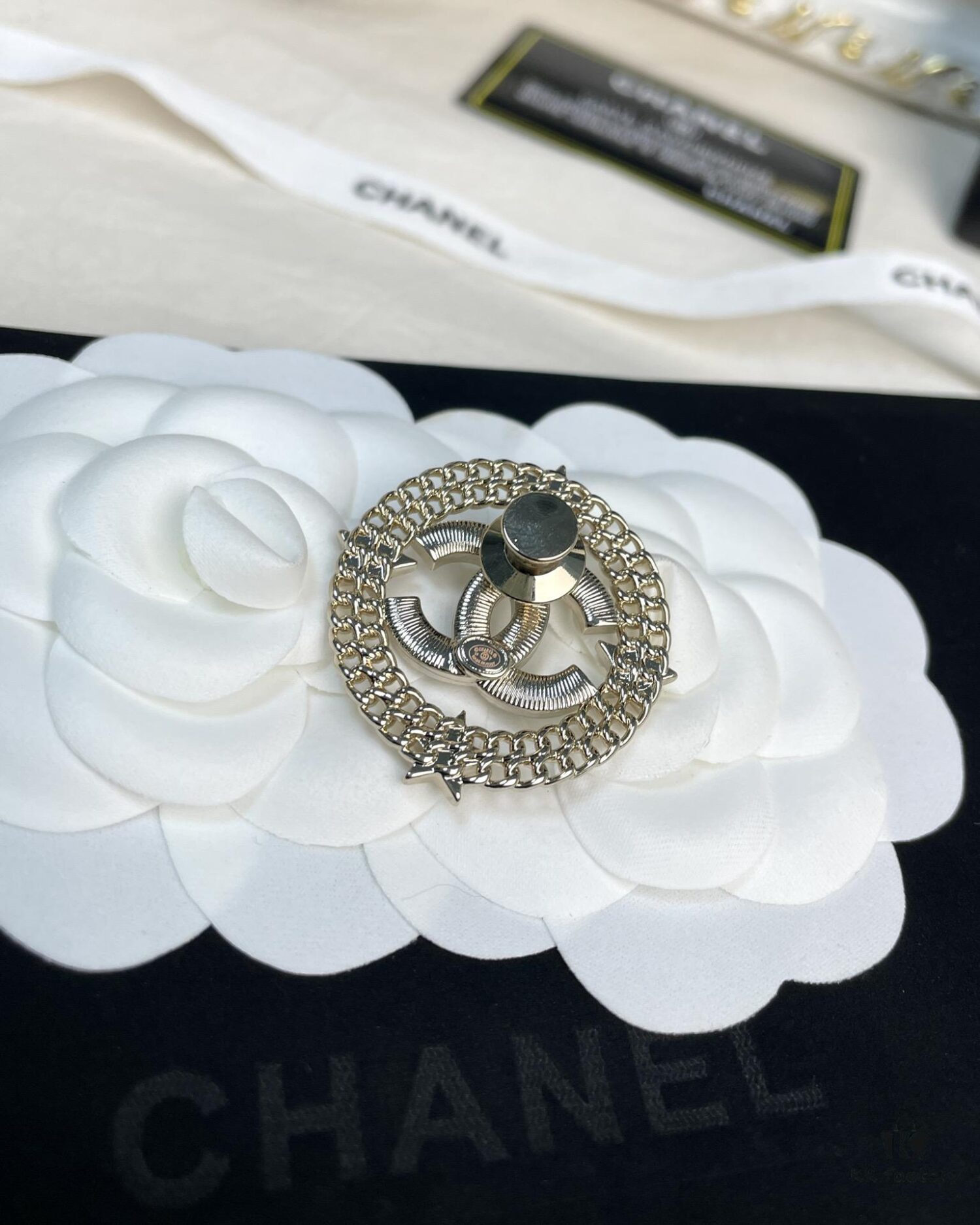Xiaoxiang New Model Round Hollow-out Star Brooch