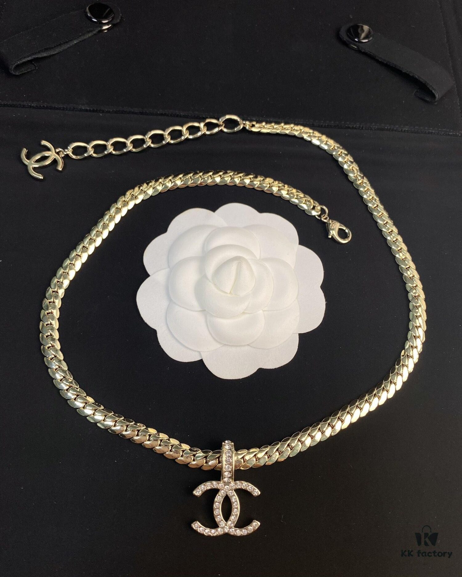 Xiaoxiang New Arrival Metal Chain Snake Bone Double C Pendant Necklace