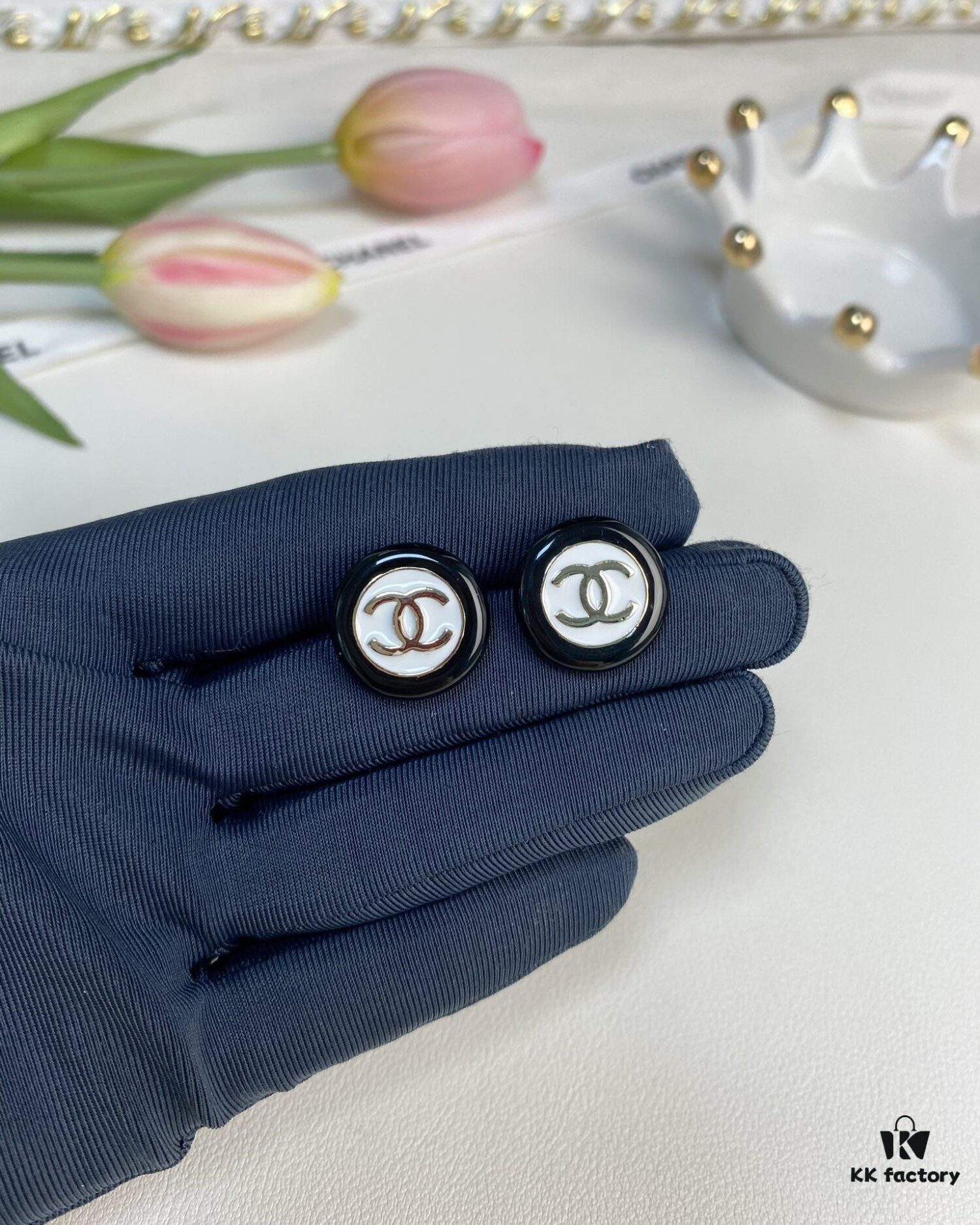Chic New Arrival Black and White Button Round Resin Stud Earrings ✨✨