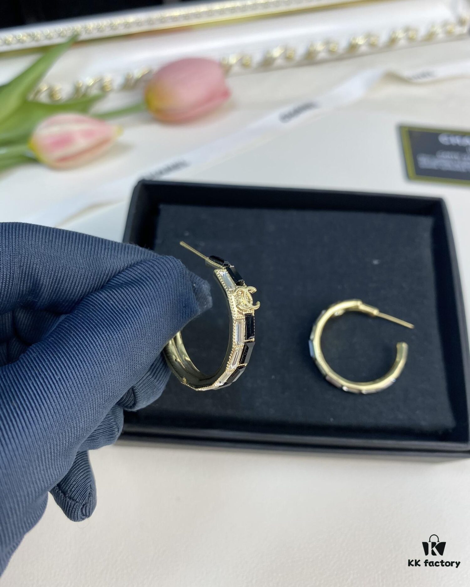 692ffebb99f2d84055c8ea66 Xiaoxiang New Arrival Black and White Rhinestone Inlaid Small Hoop Earrings ✨✨